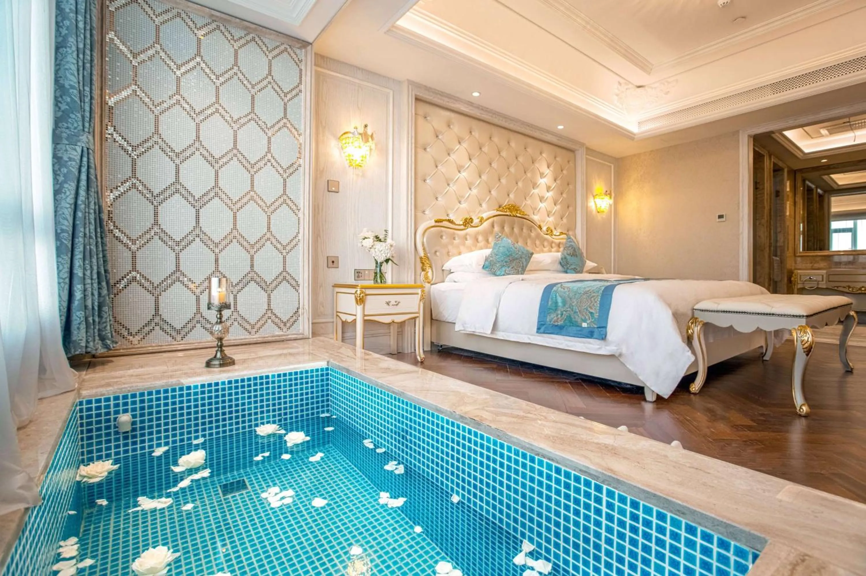 Photo of the whole room, Bed in Wyndham Grand Kunming East