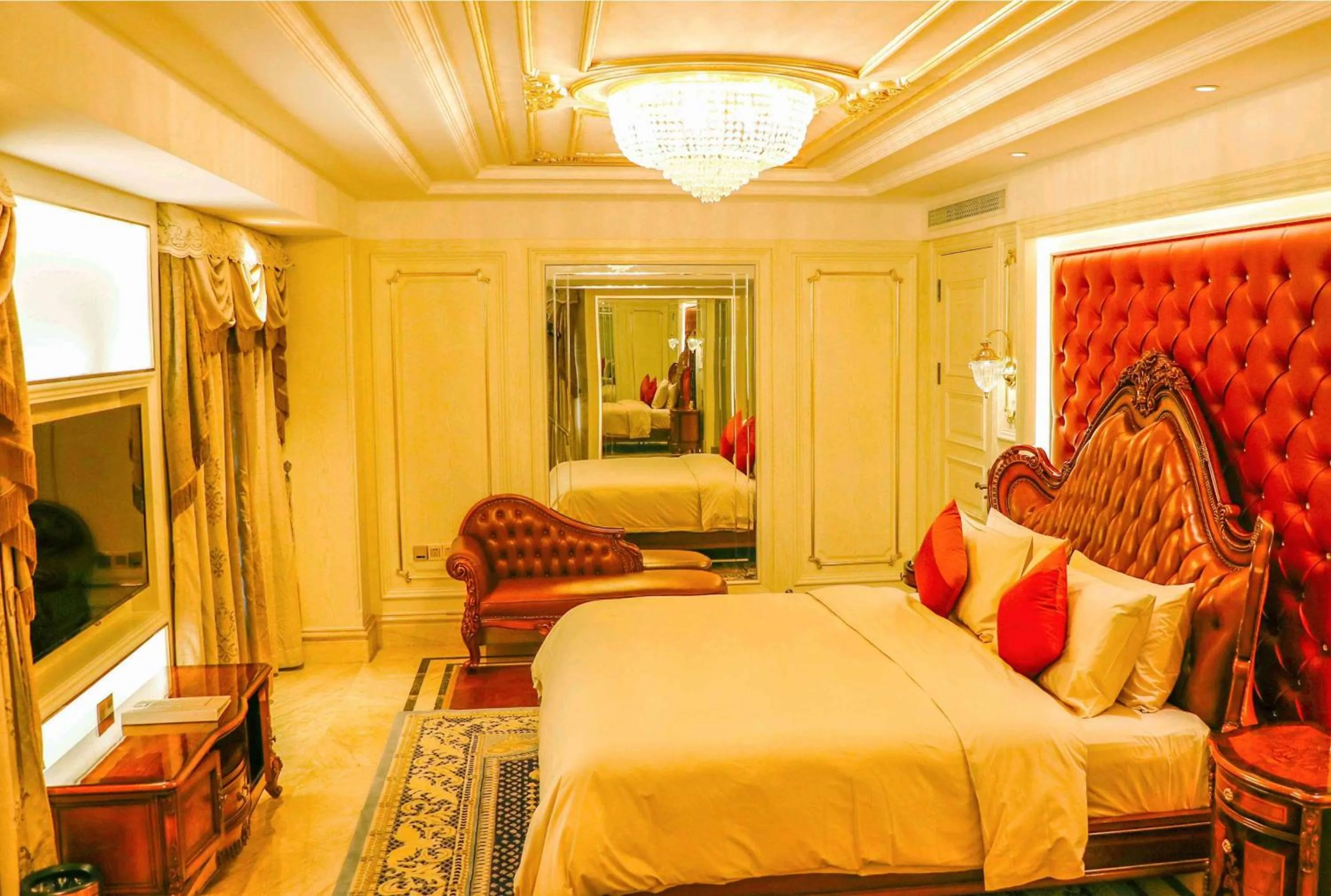 Photo of the whole room, Bed in Wyndham Grand Kunming East