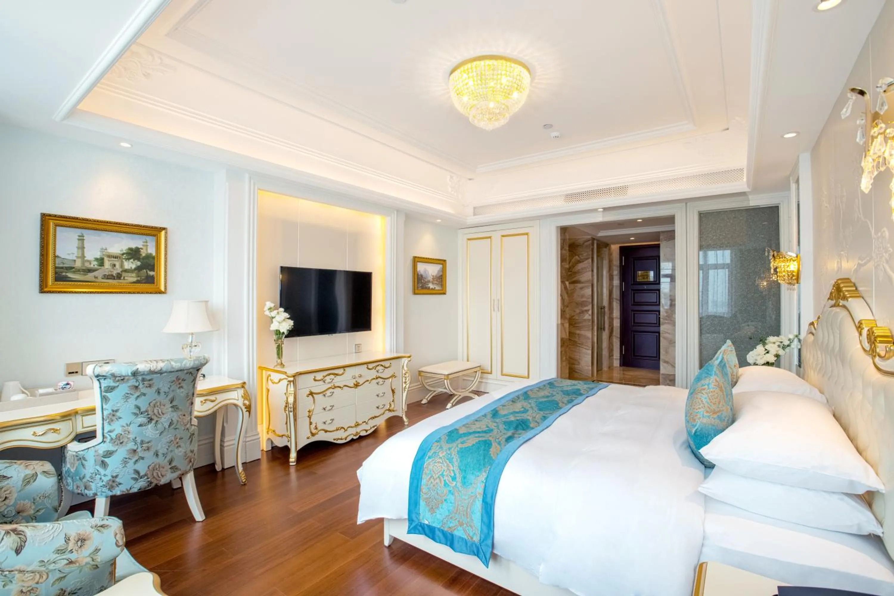 Photo of the whole room, Bed in Wyndham Grand Kunming East