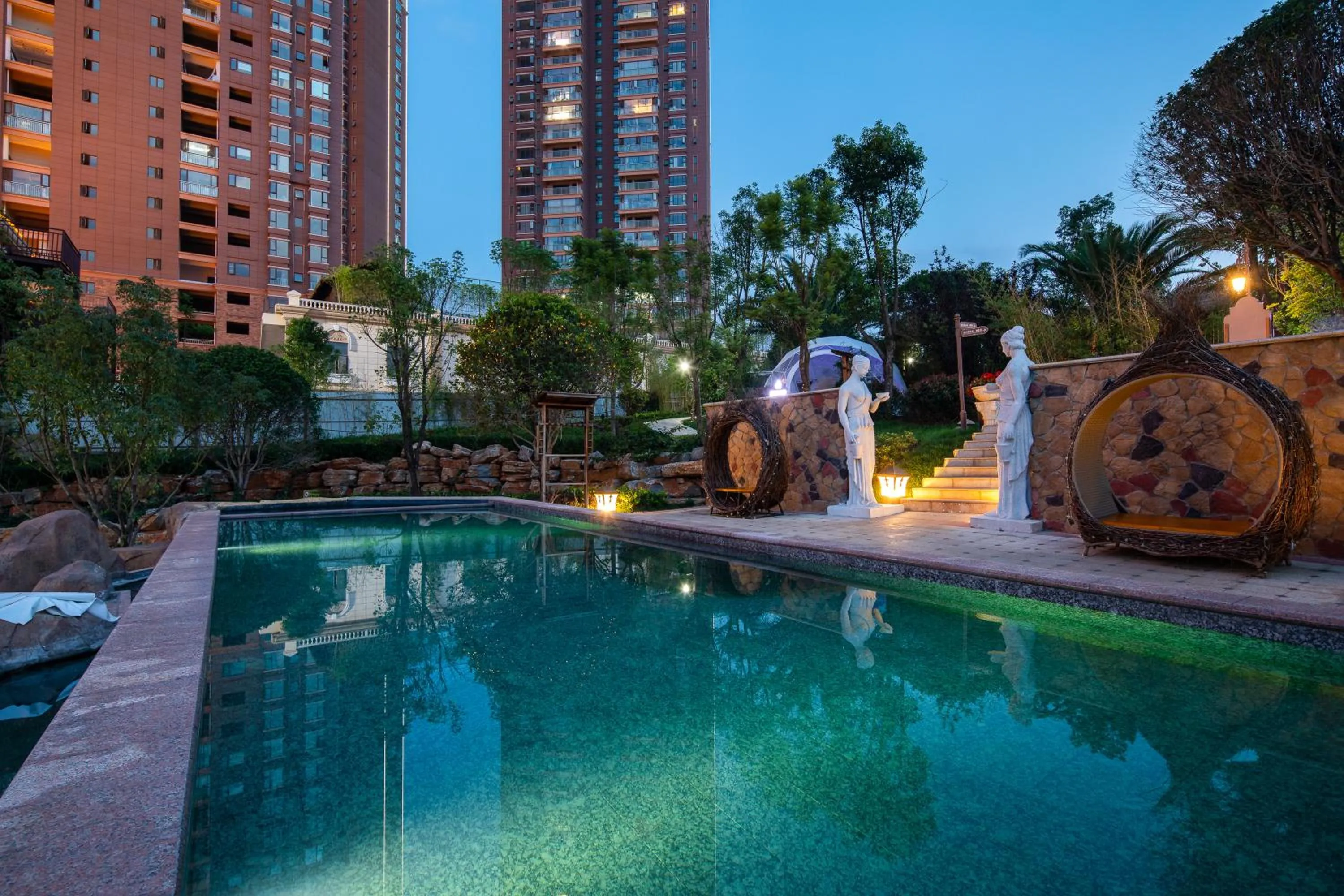 Swimming pool in Wyndham Grand Kunming East