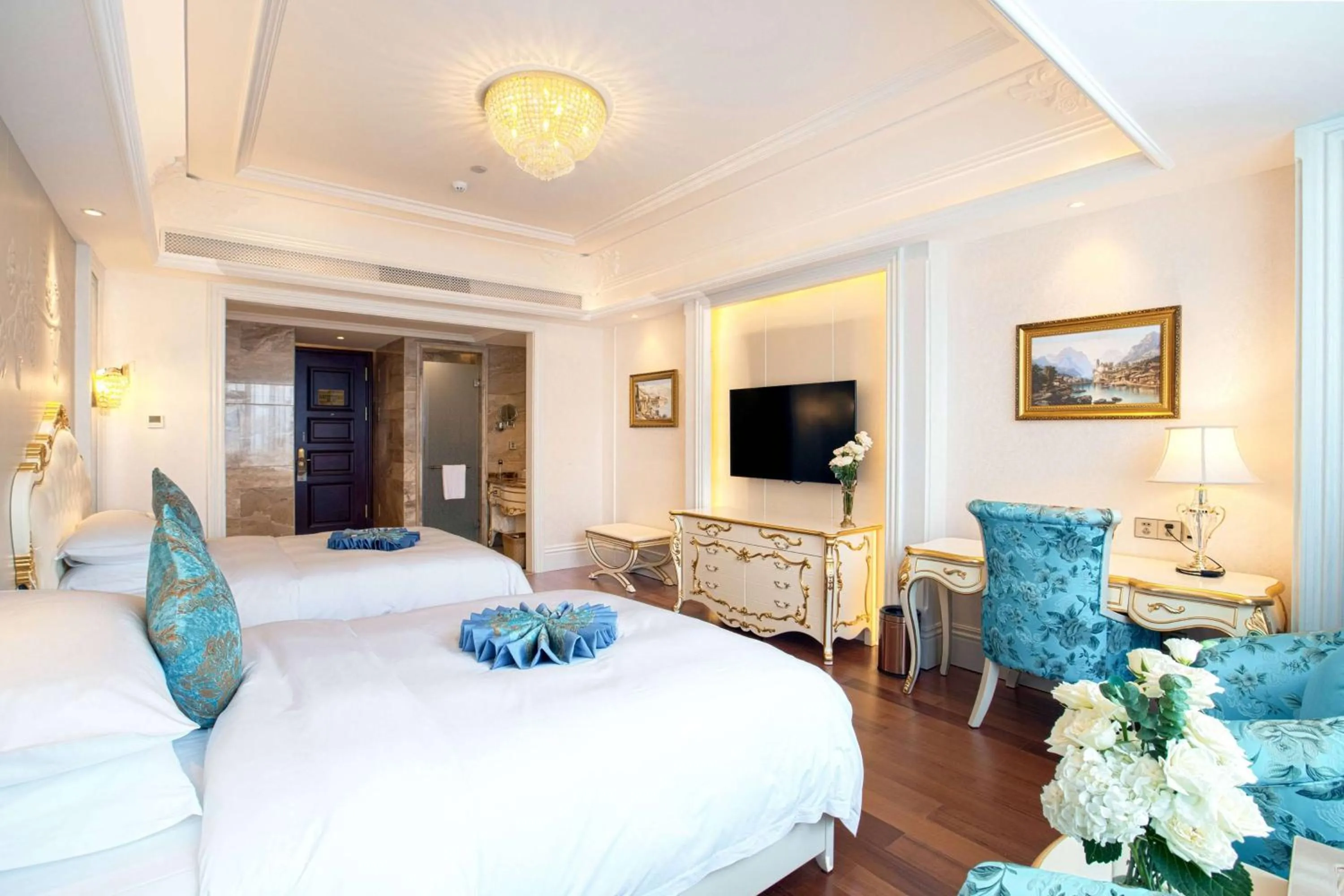 Photo of the whole room, Bed in Wyndham Grand Kunming East