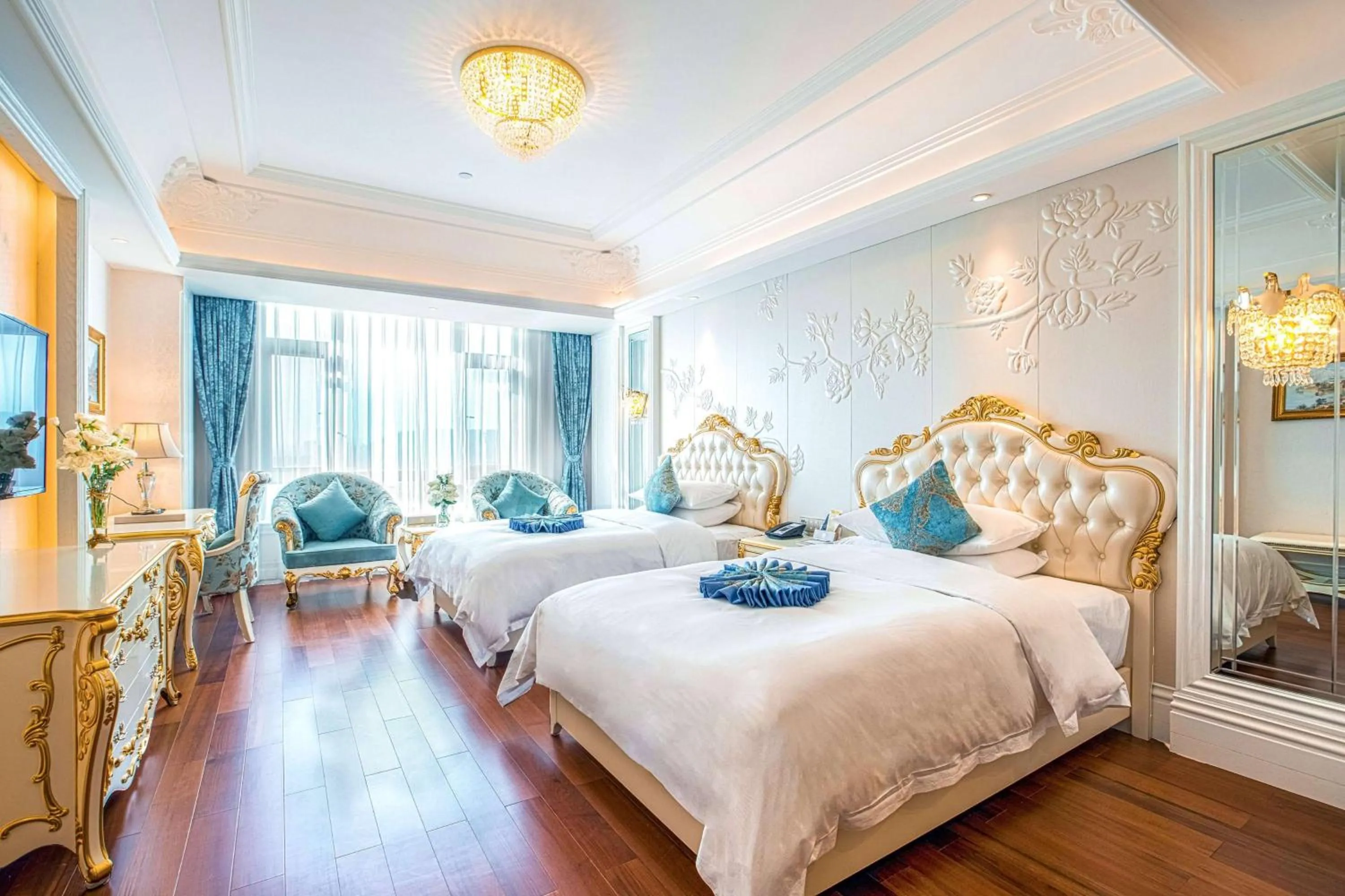 Photo of the whole room, Bed in Wyndham Grand Kunming East