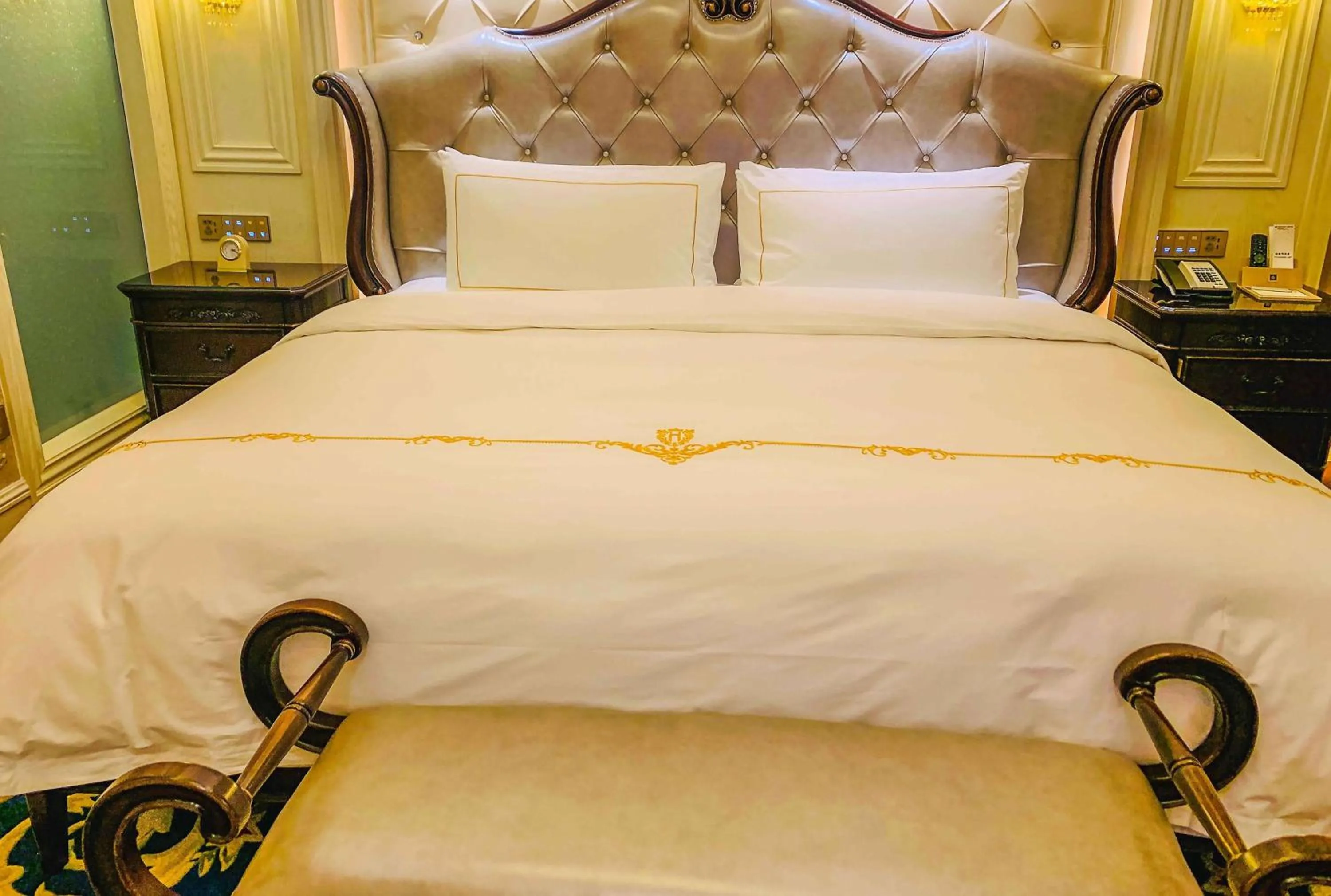 Photo of the whole room, Bed in Wyndham Grand Kunming East