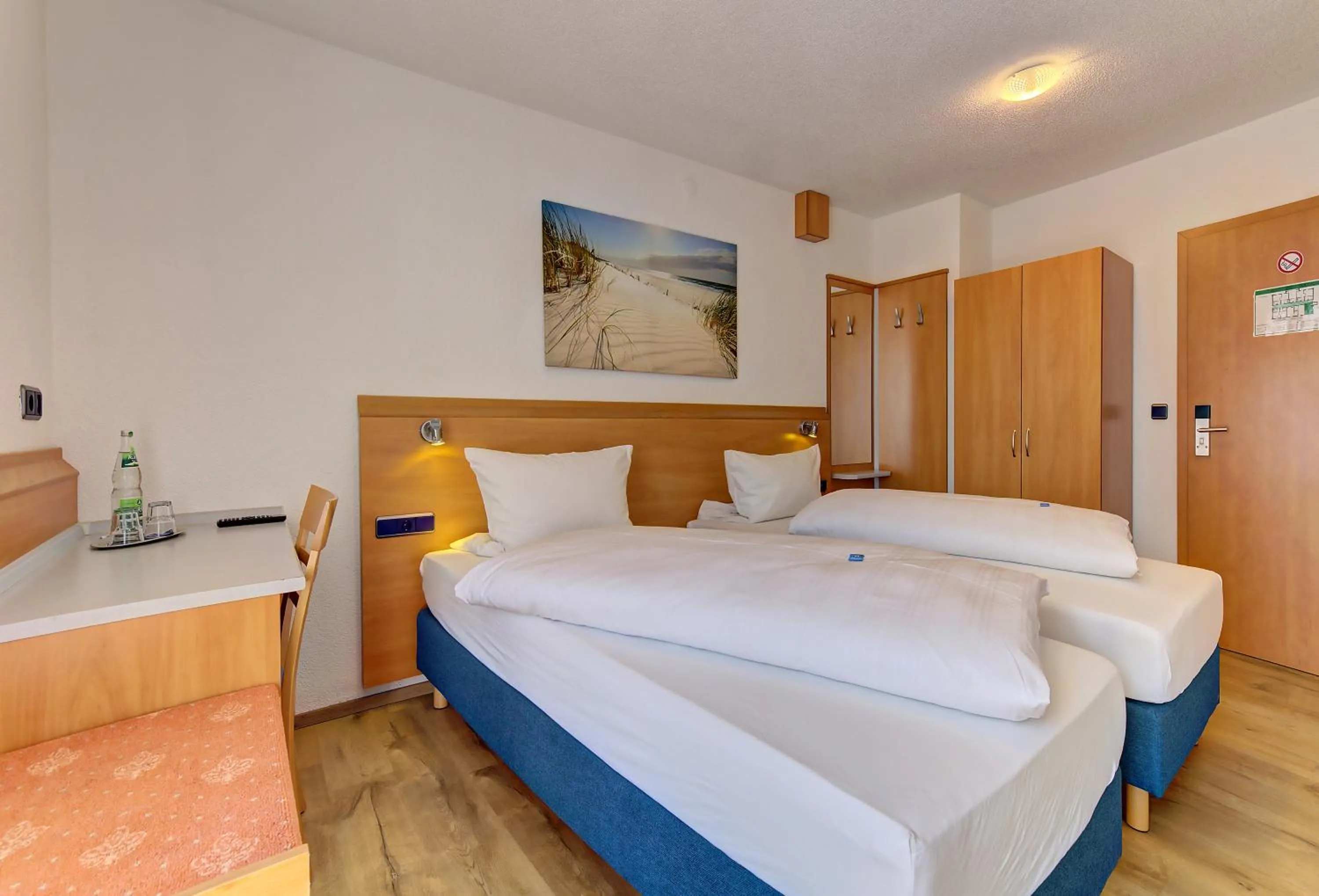 Photo of the whole room, Bed in Hotel Post