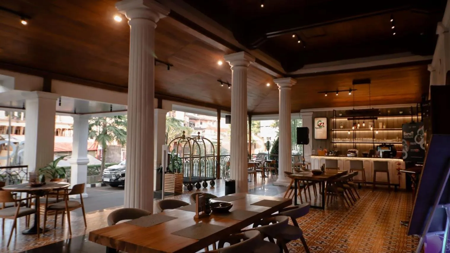 Lounge or bar in FIM by Zigna