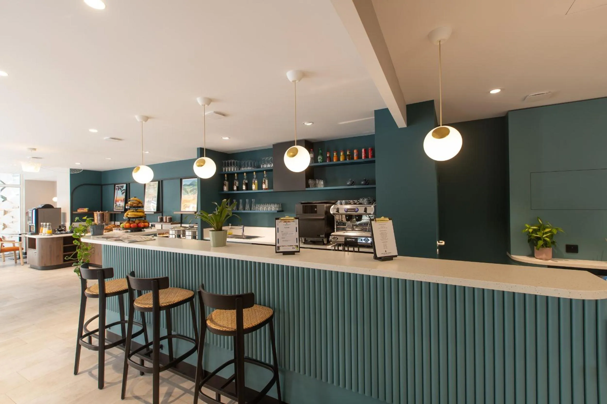 Lounge or bar in Logis Hôtel de Port d'Alon - St Cyr sur Mer