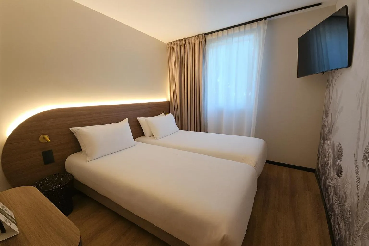 Bedroom, Bed in Logis Hôtel de Port d'Alon - St Cyr sur Mer