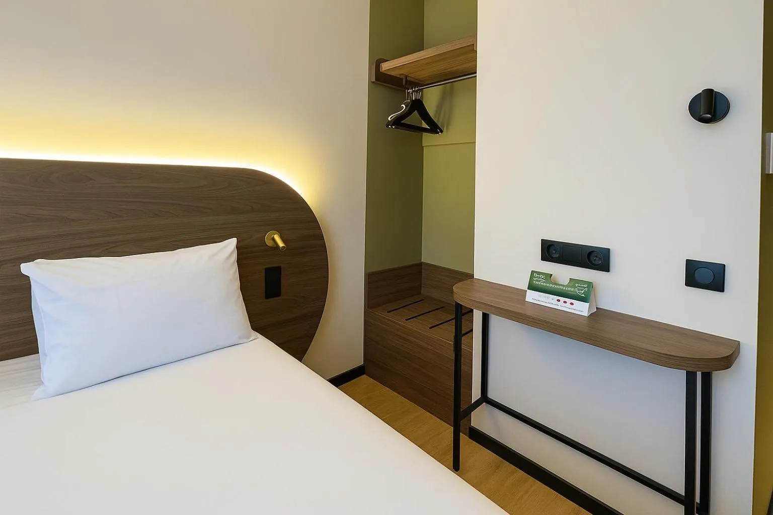 Bedroom, Bed in Logis Hôtel de Port d'Alon - St Cyr sur Mer