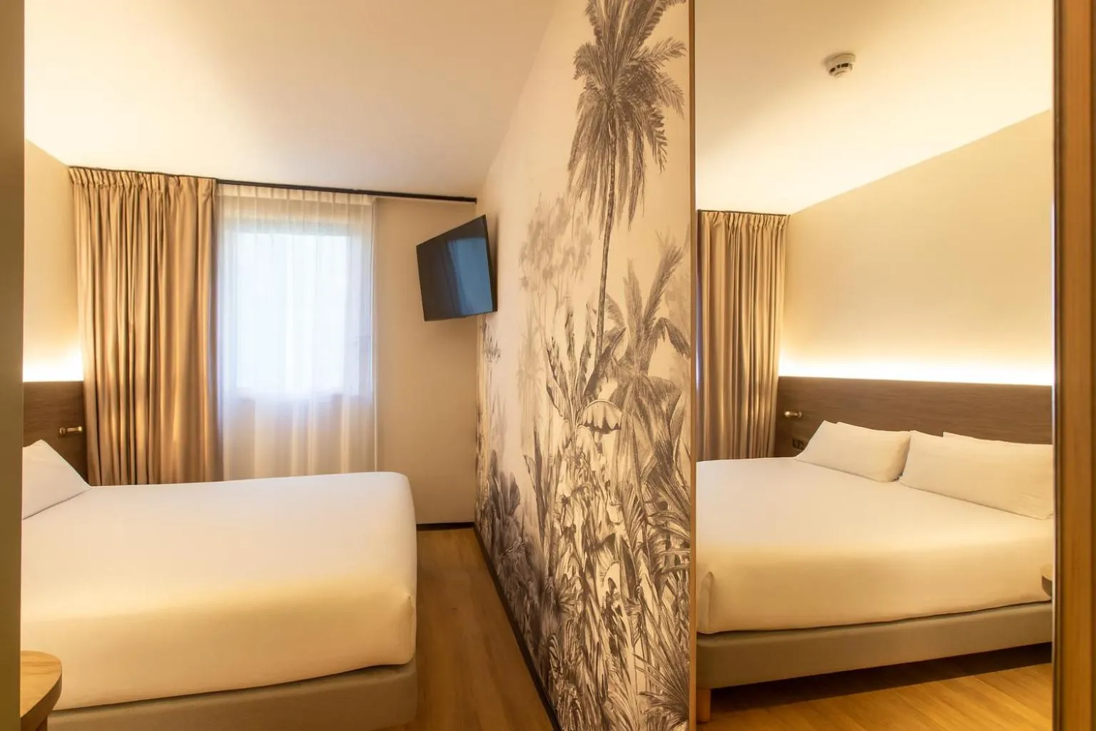 Bedroom, Bed in Logis Hôtel de Port d'Alon - St Cyr sur Mer