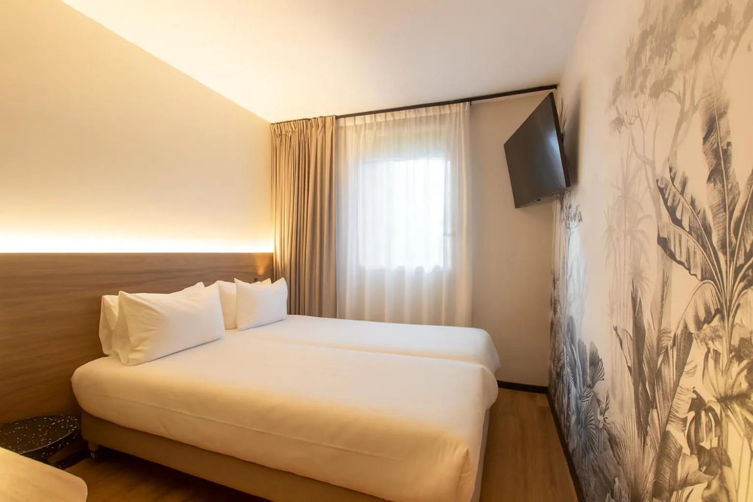 Bed in Logis Hôtel de Port d'Alon - St Cyr sur Mer