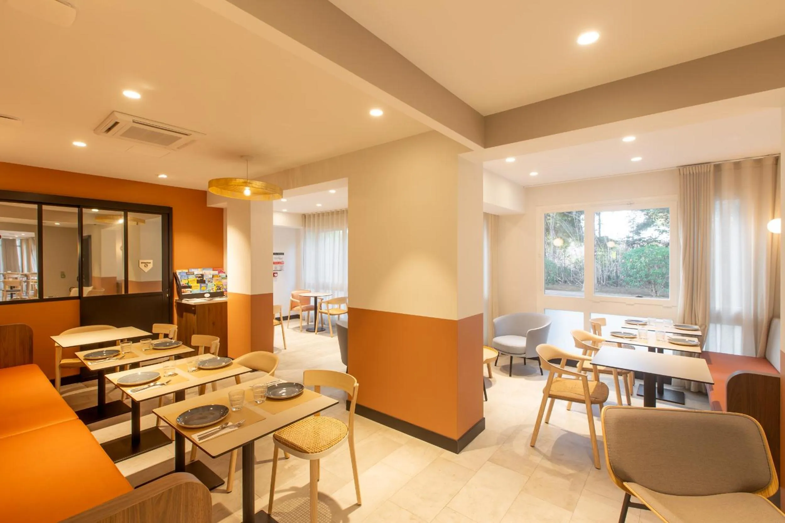 Dining area in Logis Hôtel de Port d'Alon - St Cyr sur Mer