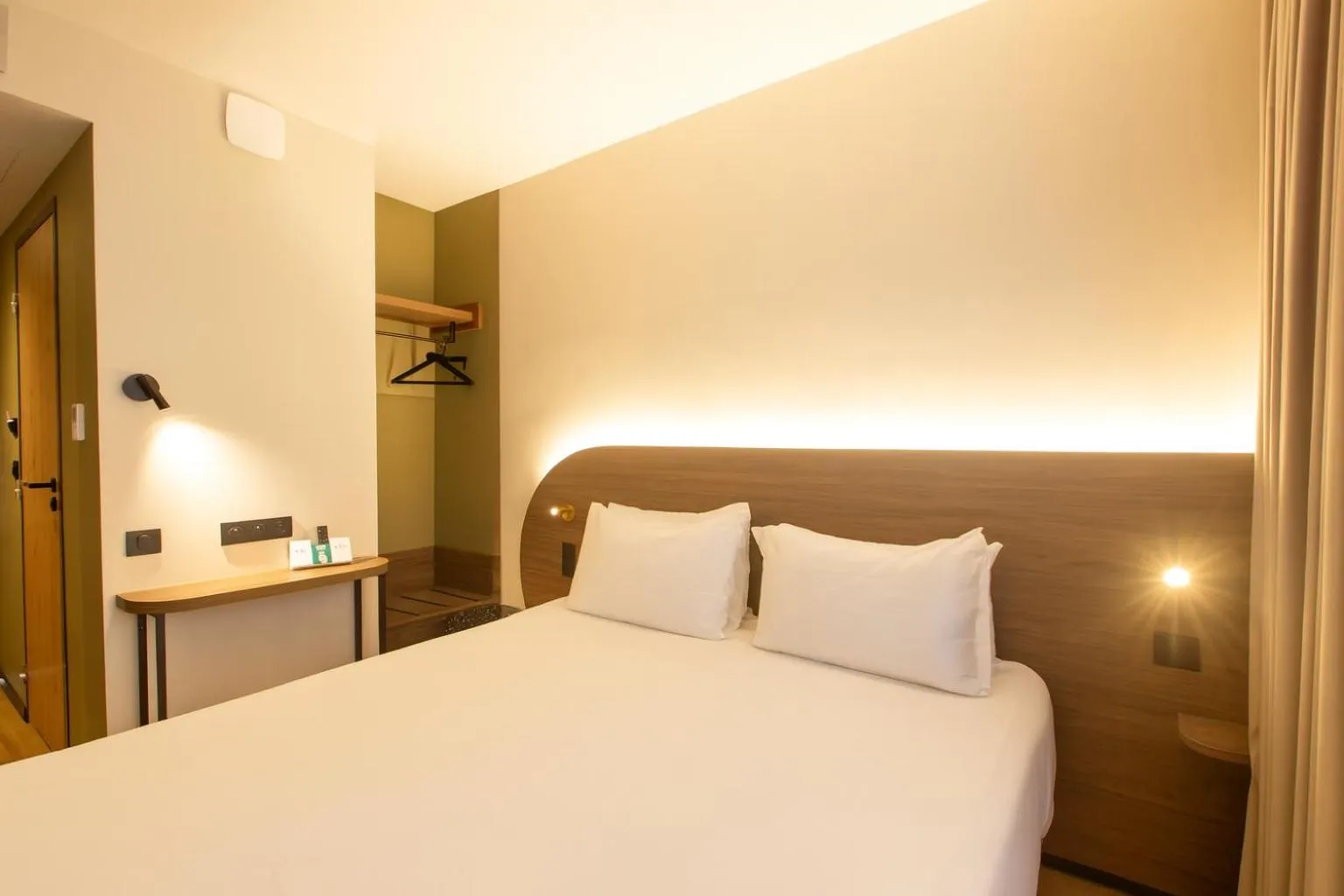 Bedroom, Bed in Logis Hôtel de Port d'Alon - St Cyr sur Mer