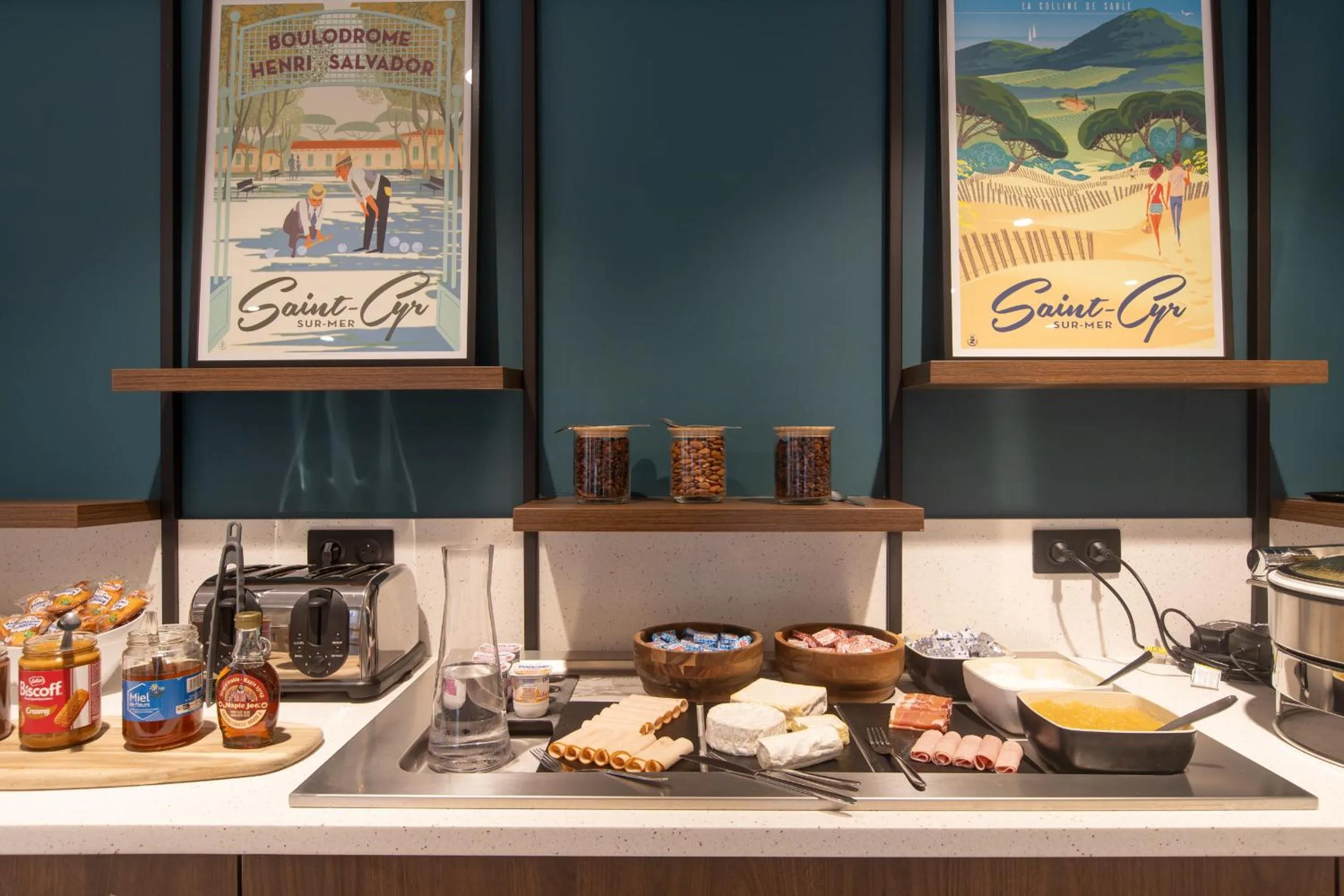 Breakfast in Logis Hôtel de Port d'Alon - St Cyr sur Mer