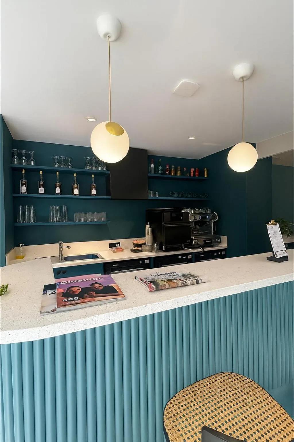 Lounge or bar in Logis Hôtel de Port d'Alon - St Cyr sur Mer