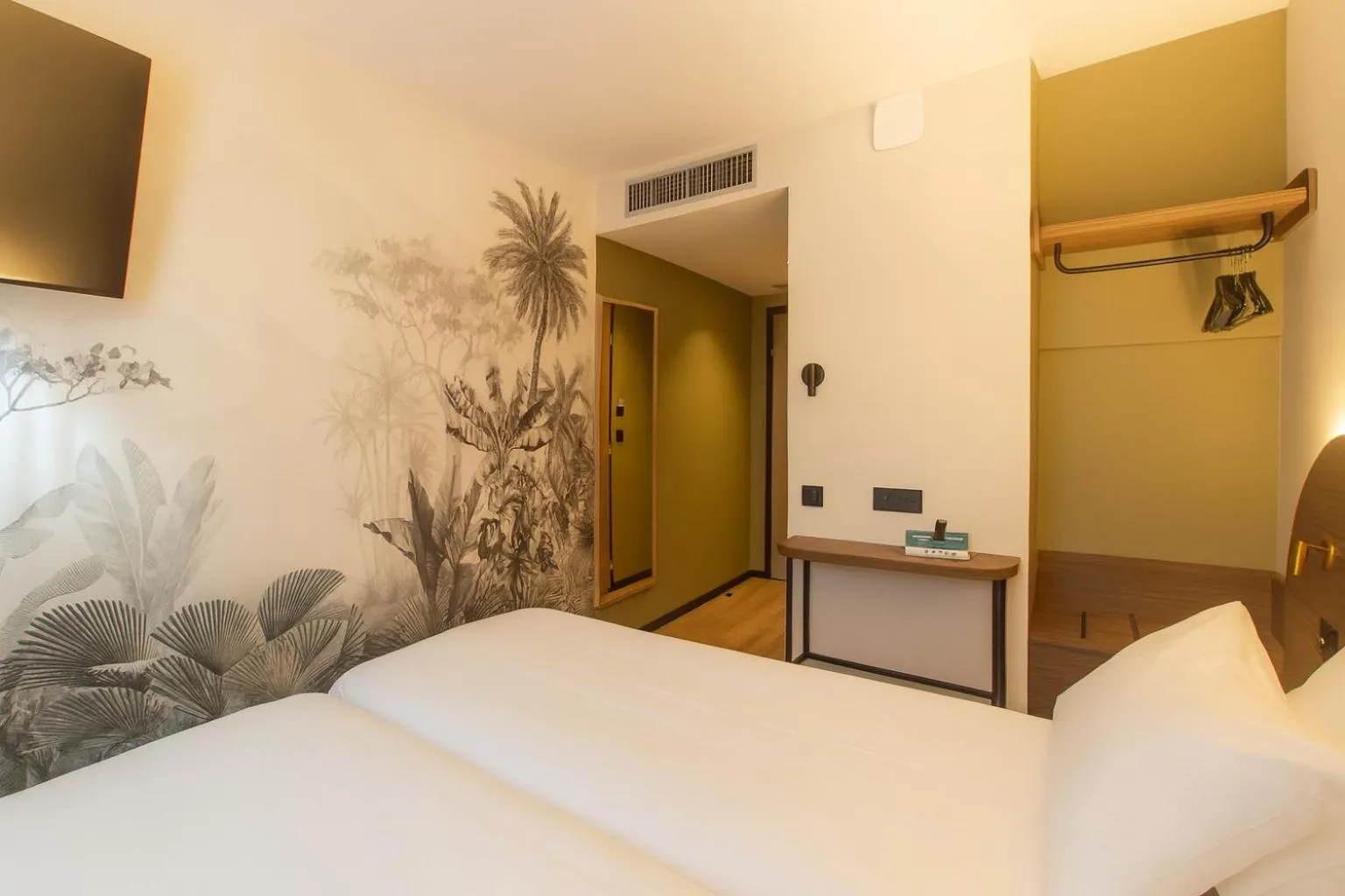 Bed in Logis Hôtel de Port d'Alon - St Cyr sur Mer