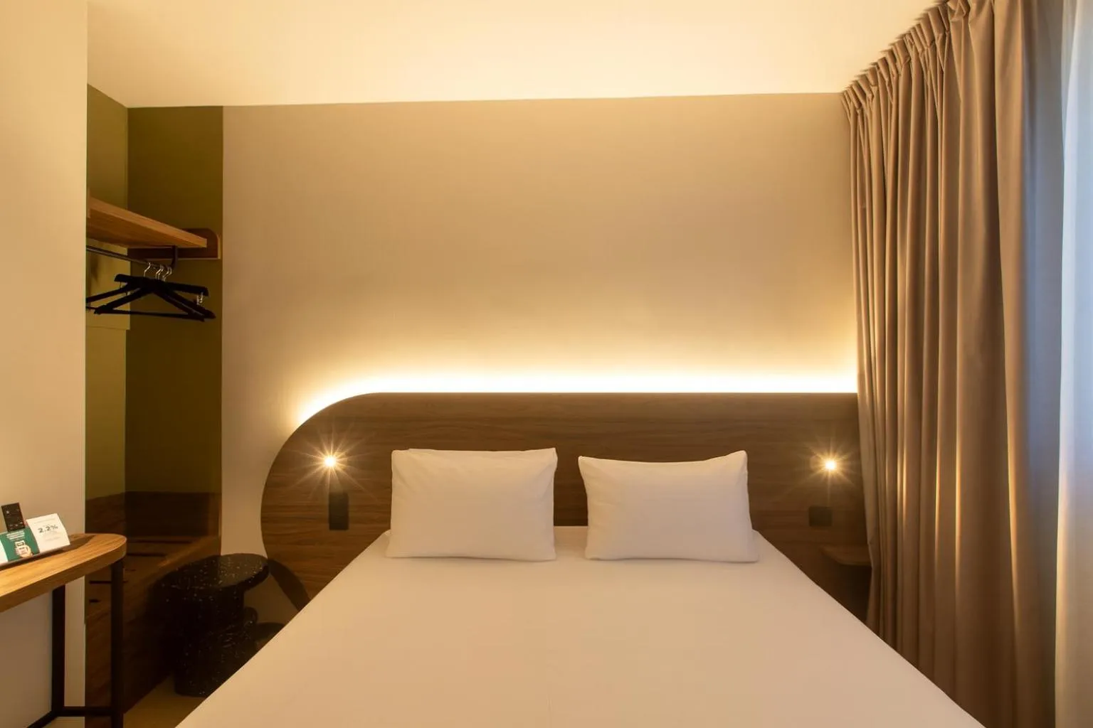 Bed in Logis Hôtel de Port d'Alon - St Cyr sur Mer