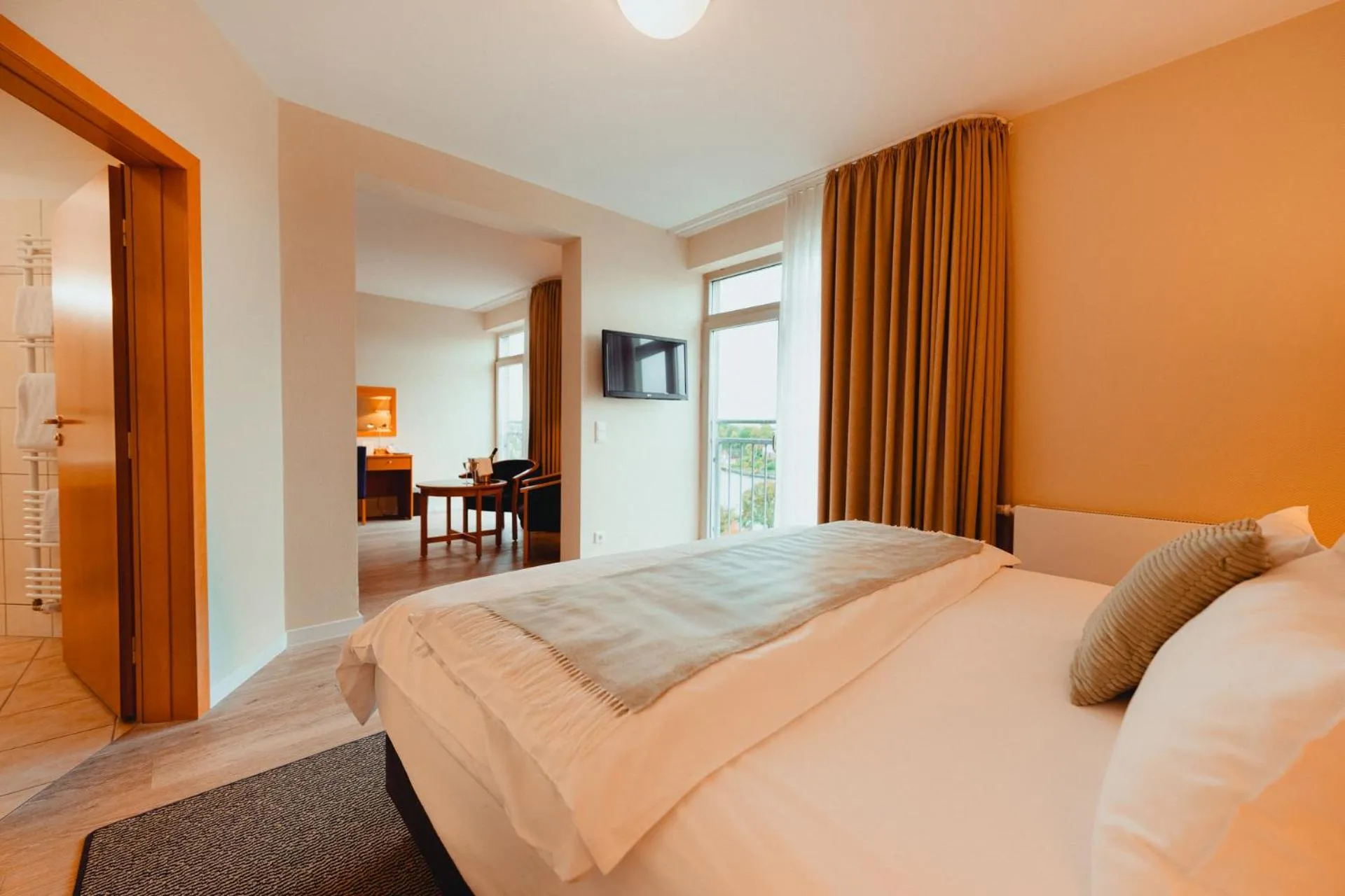 Communal lounge/ TV room, Bed in ConventGarten Hotel & Restaurant - am Nord-Ostsee-Kanal