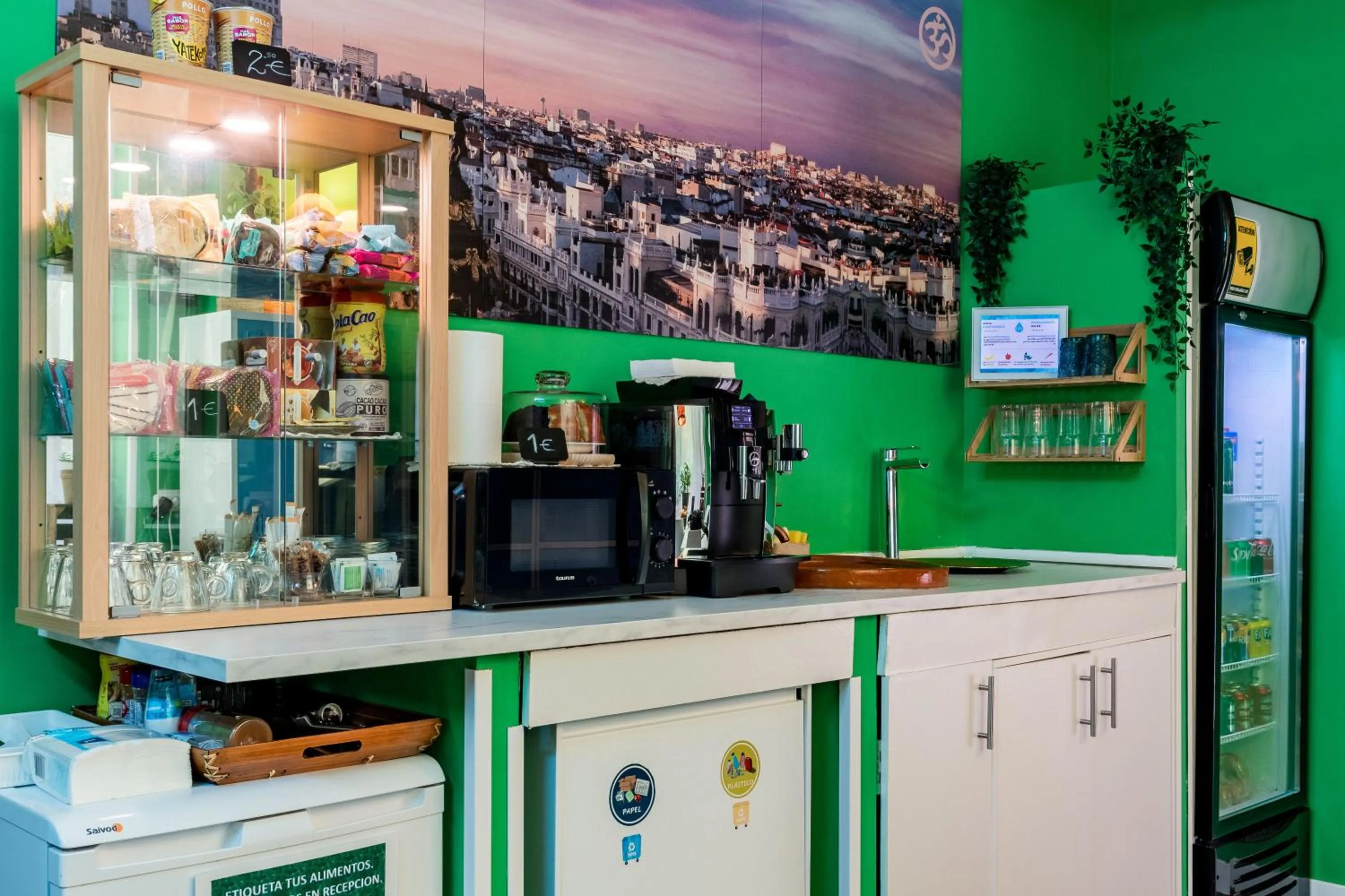 Dining area in OXYGEN HOSTEL Capsula