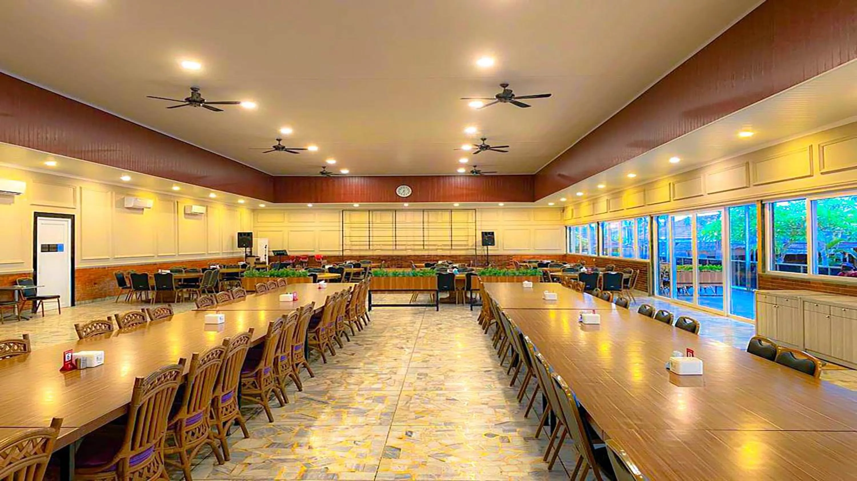 Restaurant/places to eat in Kuraya Hotel Residence