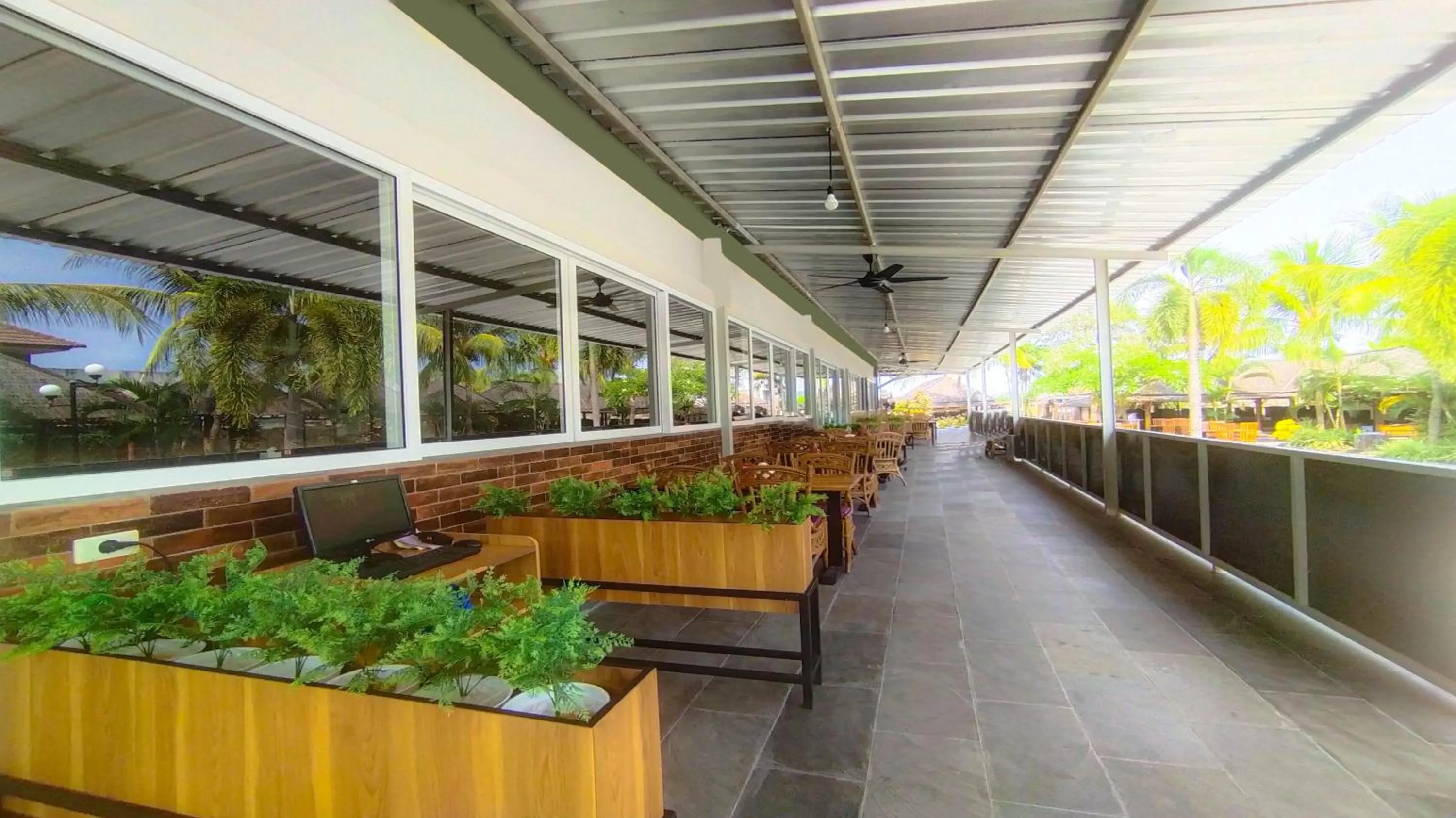 Restaurant/places to eat in Kuraya Hotel Residence