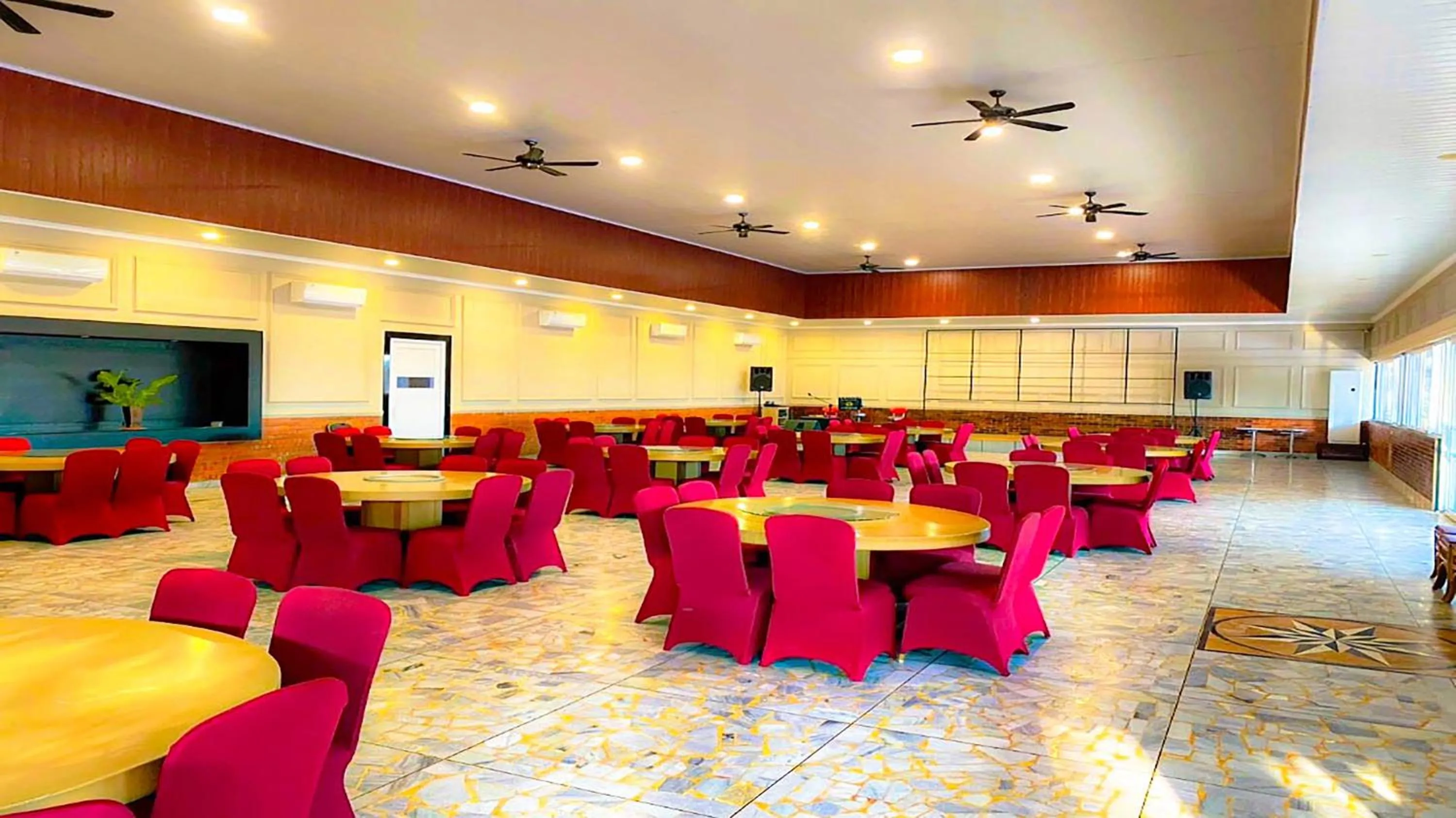 Restaurant/places to eat in Kuraya Hotel Residence