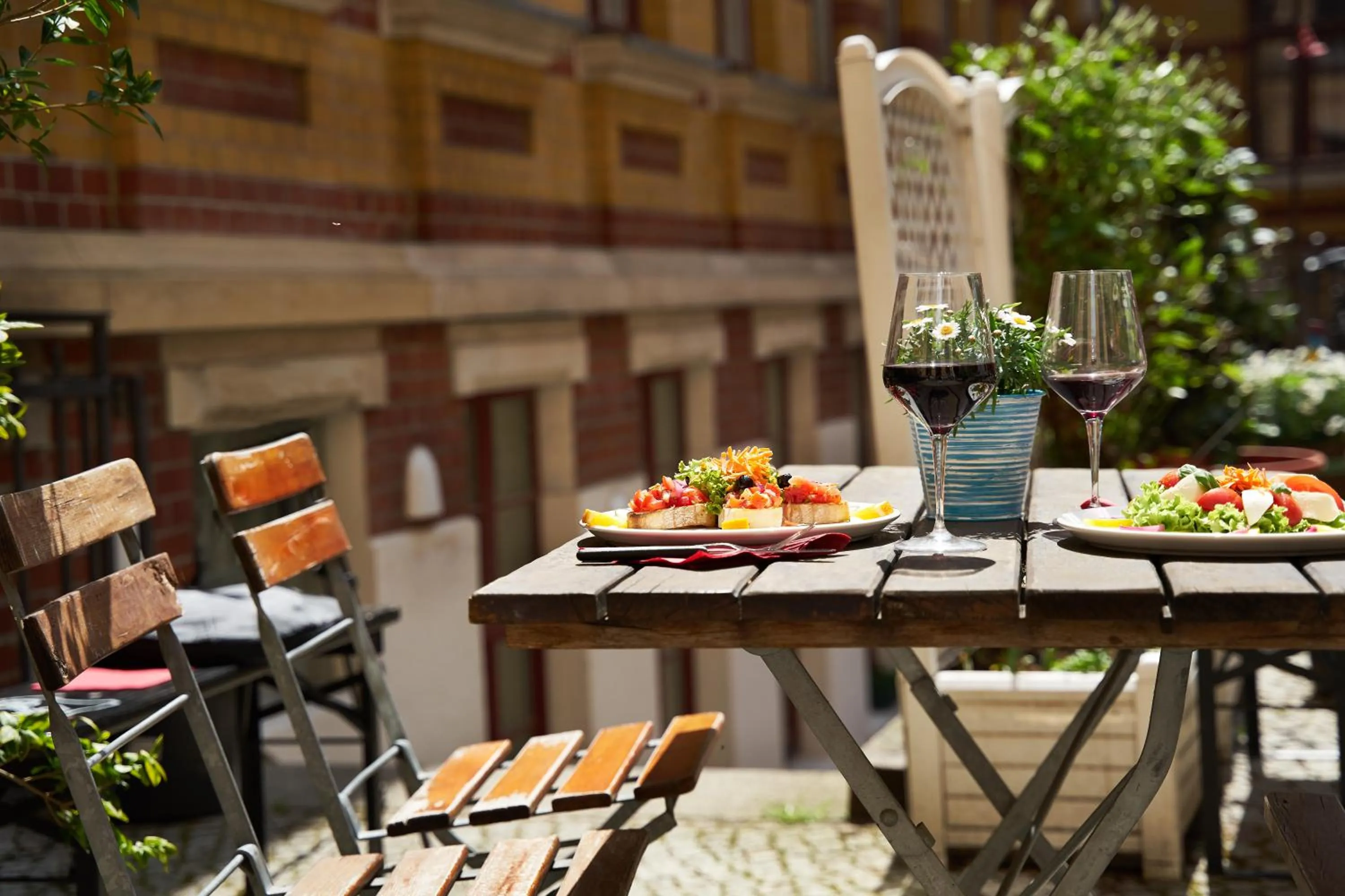 Restaurant/places to eat in Gwuni B&B