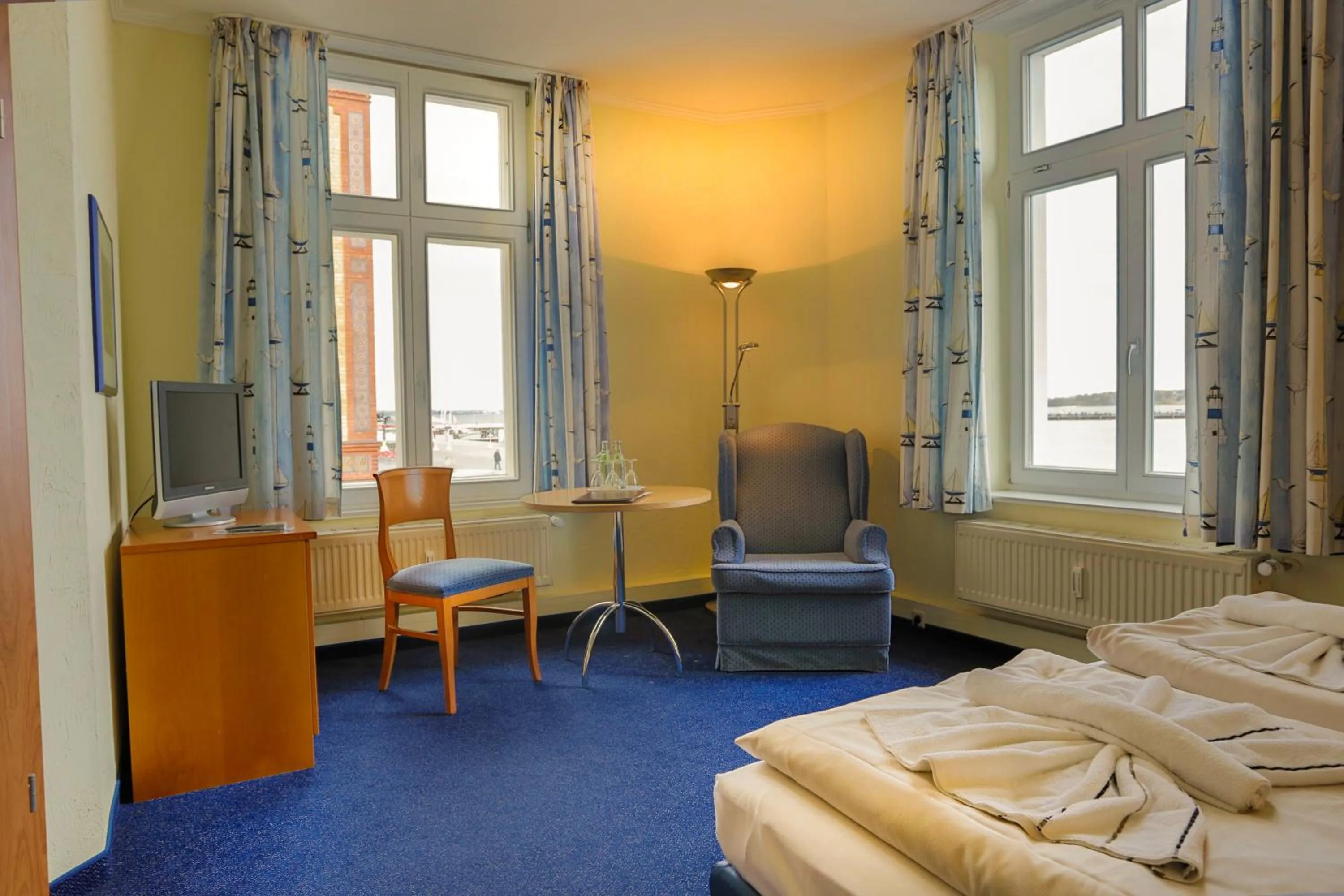 Photo of the whole room, Bed in Hiddenseer Hotel