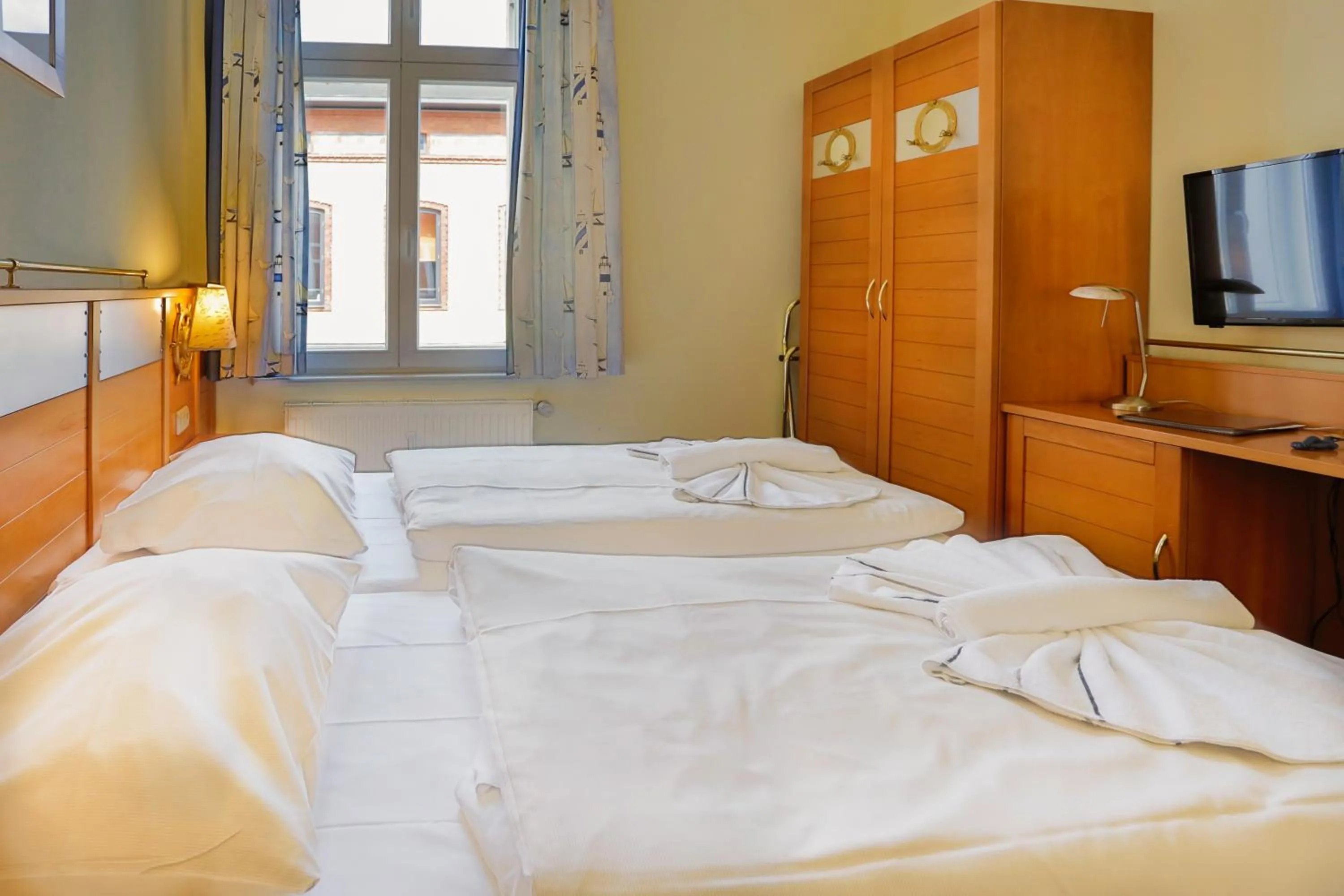 Photo of the whole room, Bed in Hiddenseer Hotel