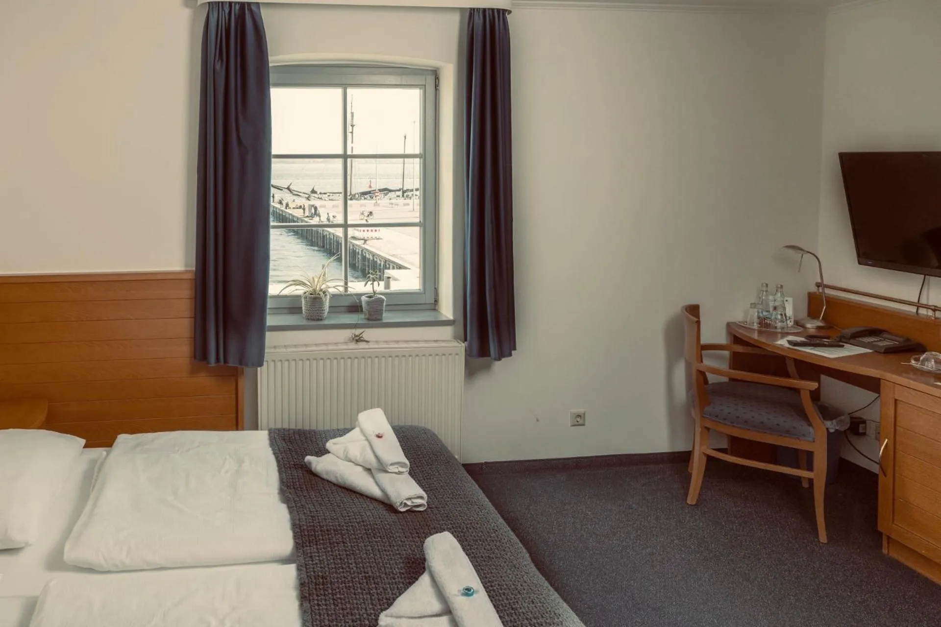 Photo of the whole room, Bed in Hiddenseer Hotel