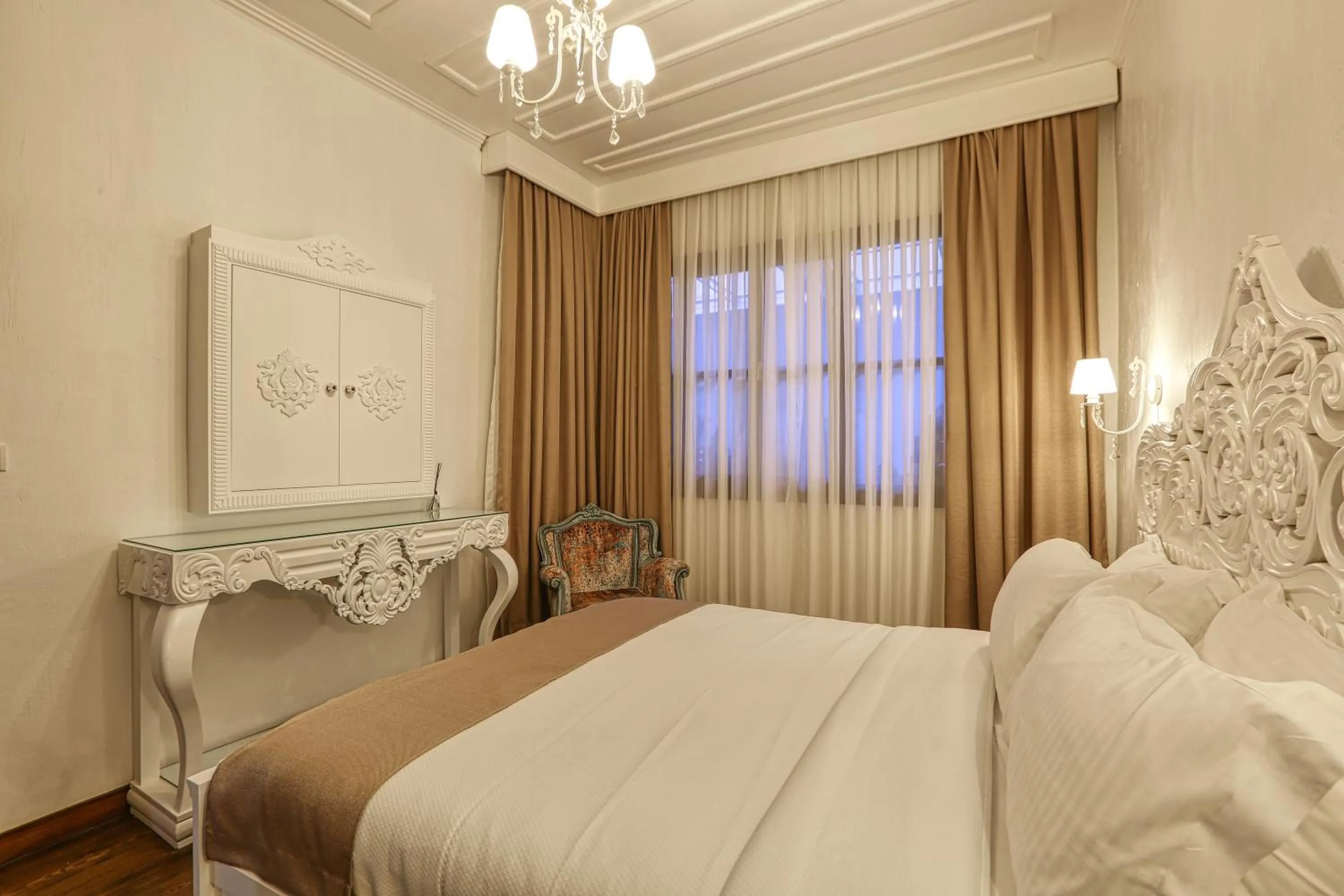 Bed in Trilye Bay C Konak