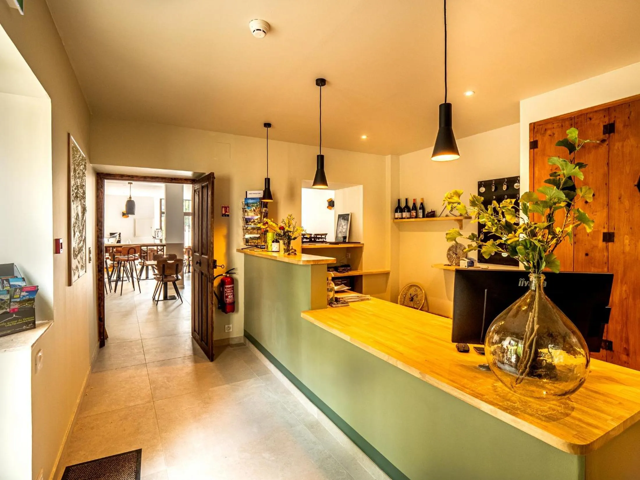 Lobby or reception in Hôtel & SPA Ventoux Provence "Domaine des Tilleuls"