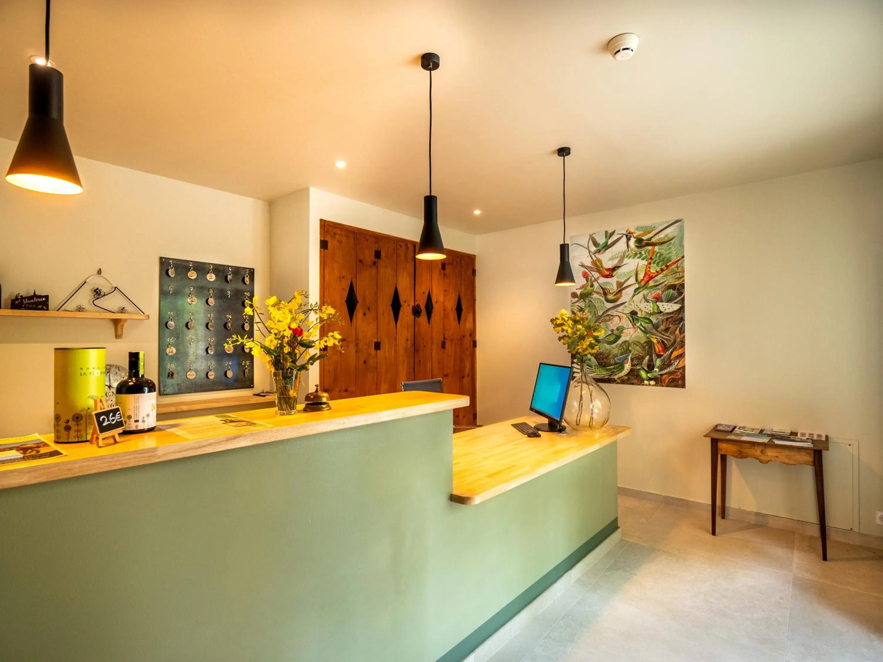 Lobby or reception in Hôtel & SPA Ventoux Provence "Domaine des Tilleuls"