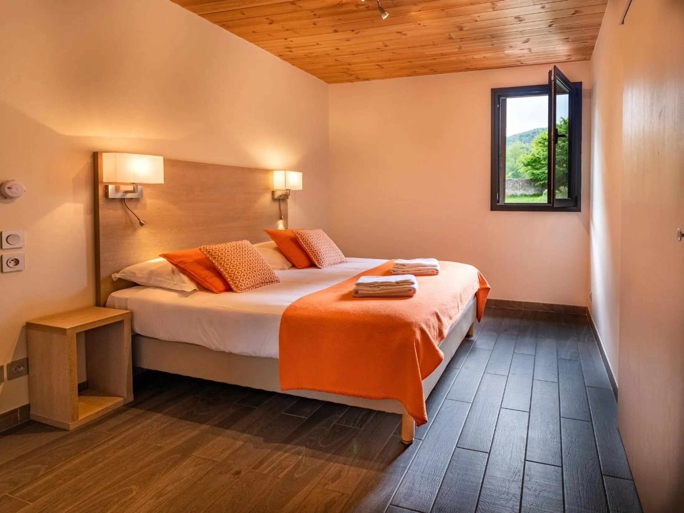 Bed in Hôtel & SPA Ventoux Provence "Domaine des Tilleuls"