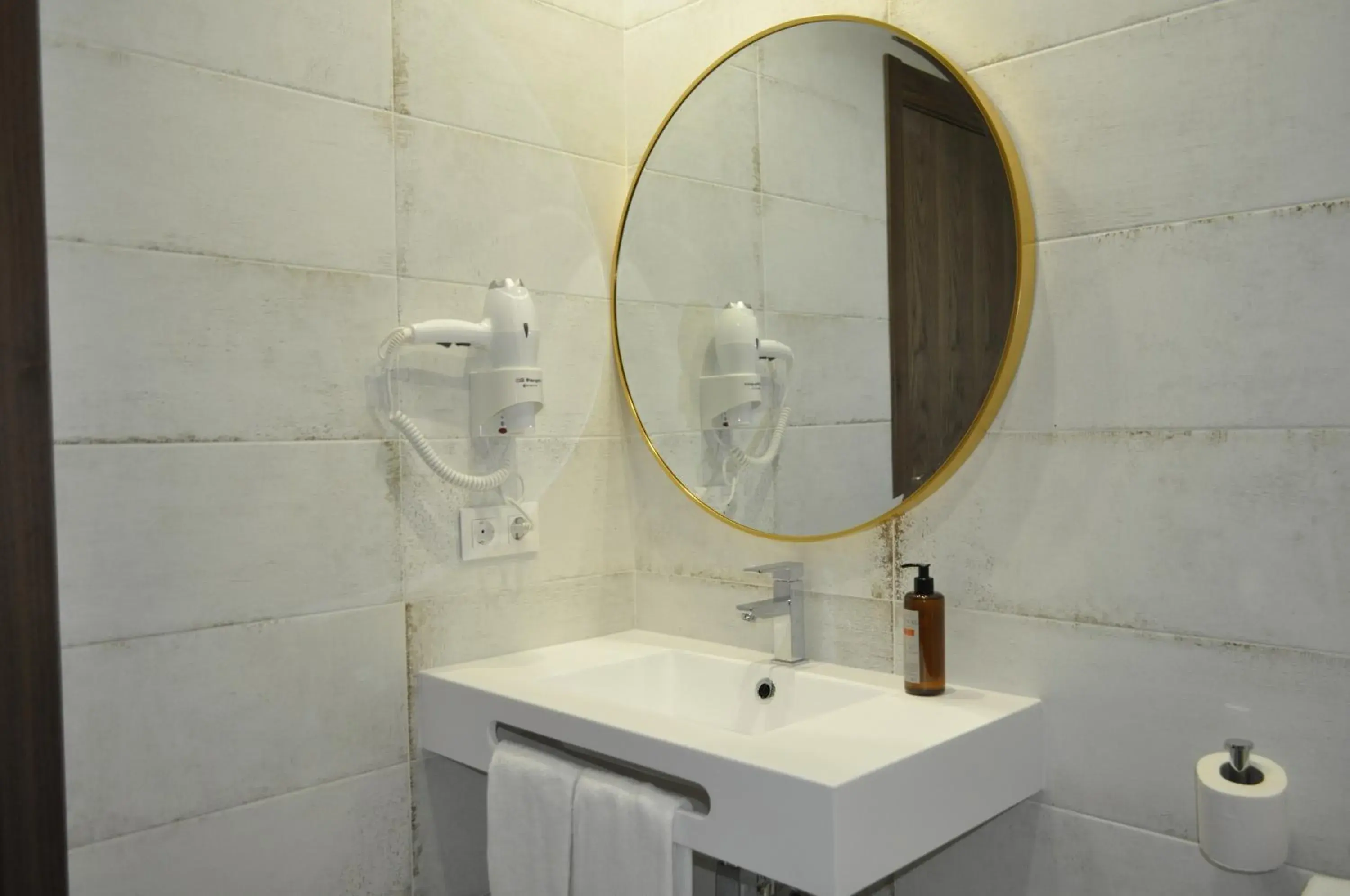 Double or Twin Room - Disability Access in Hostal Restaurante Villa de Brihuega Double or Twin Room - Disability Access in Hostal Restaurante Villa de Brihuega