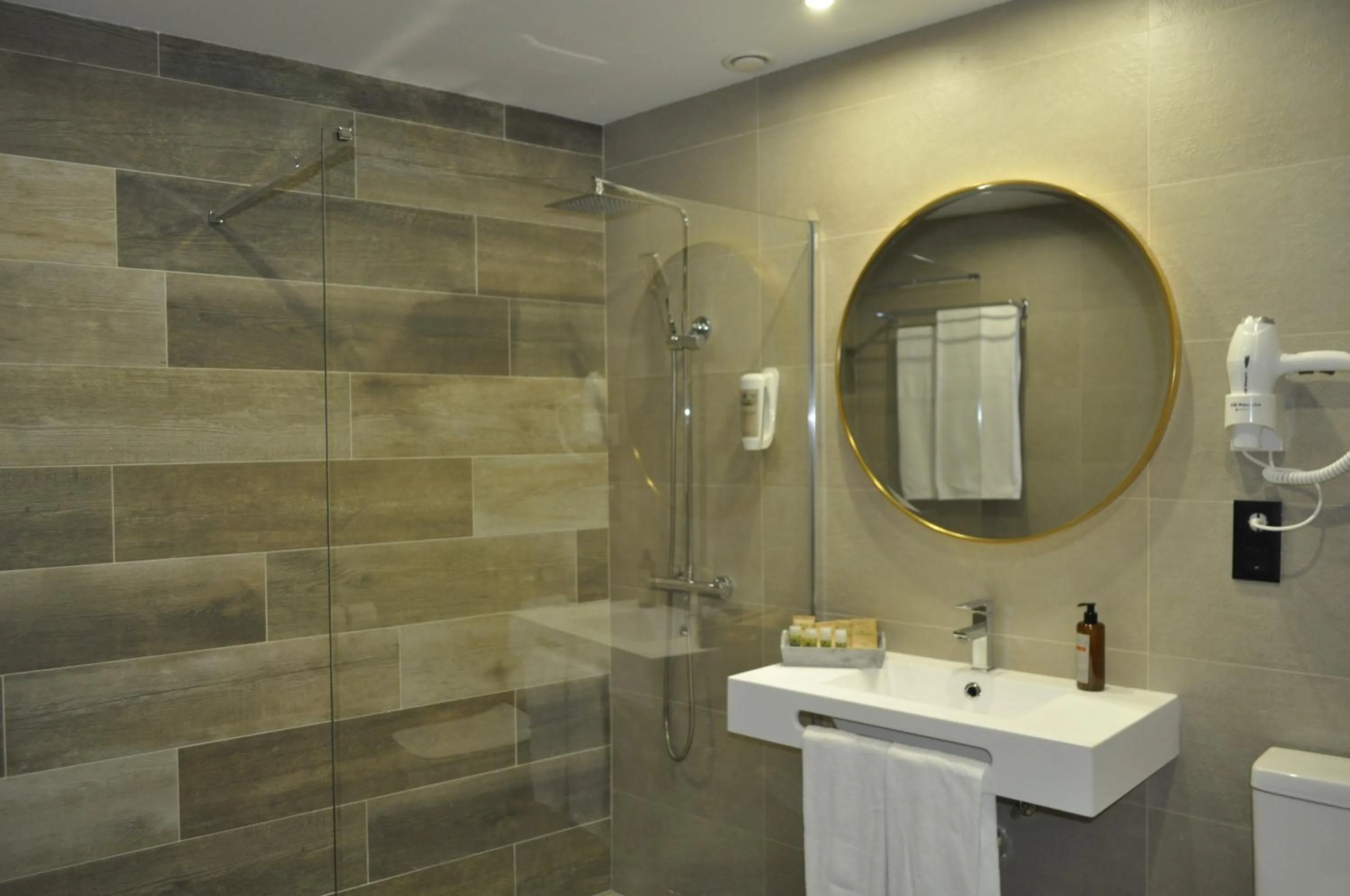 Shower in Hostal Restaurante Villa de Brihuega