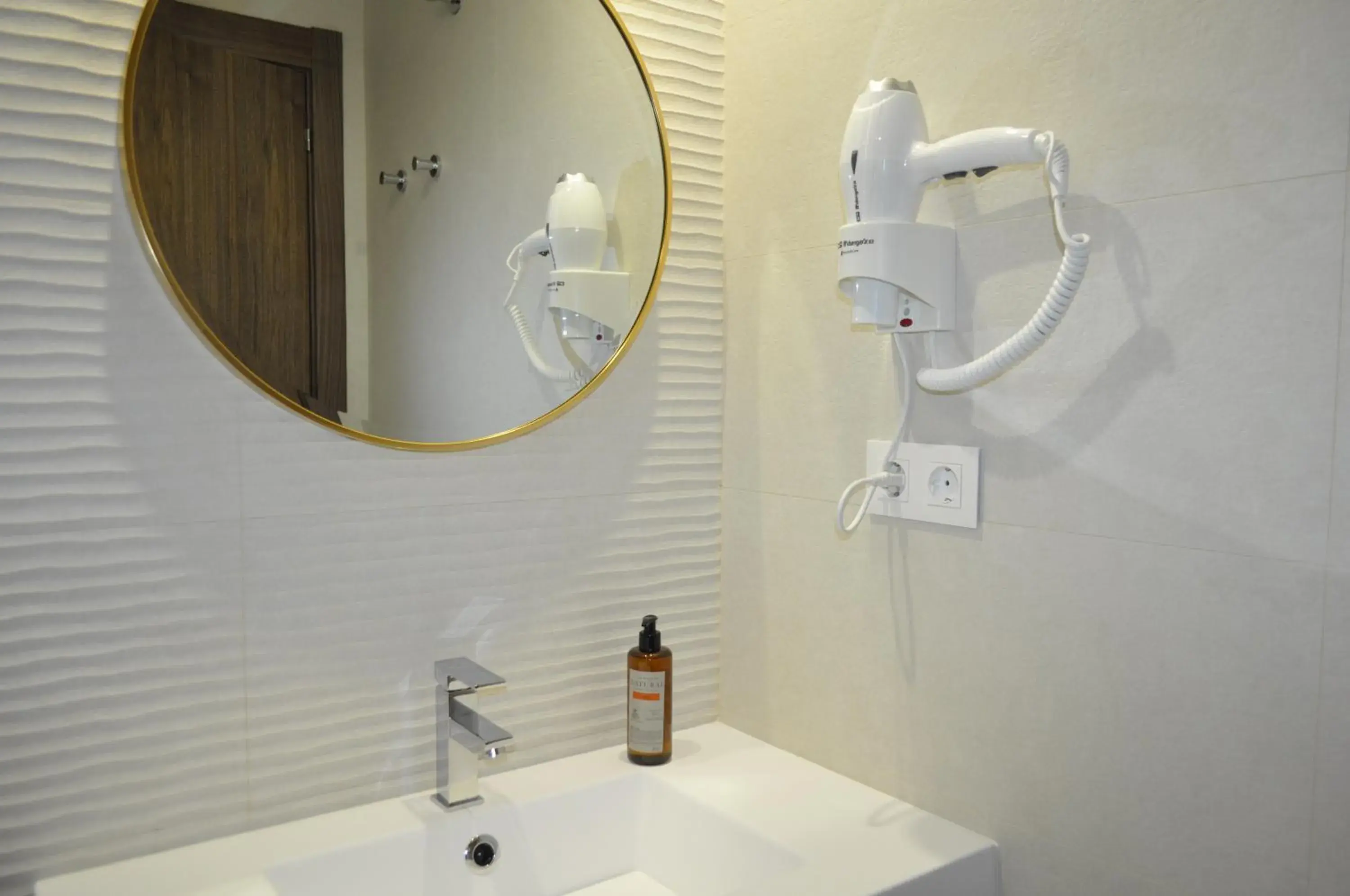 Triple Room in Hostal Restaurante Villa de Brihuega Triple Room in Hostal Restaurante Villa de Brihuega