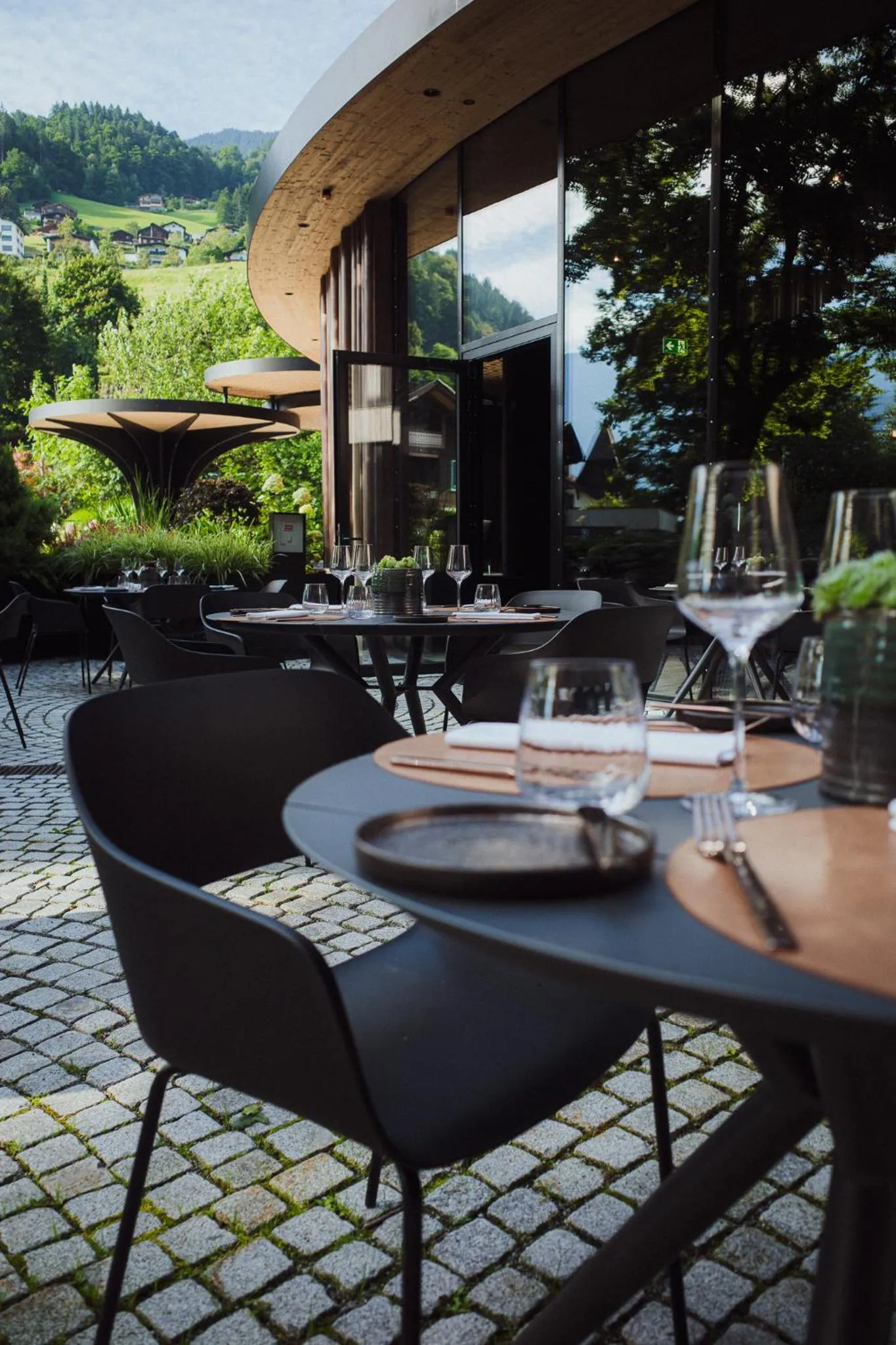 Restaurant/places to eat in Amrai Suites