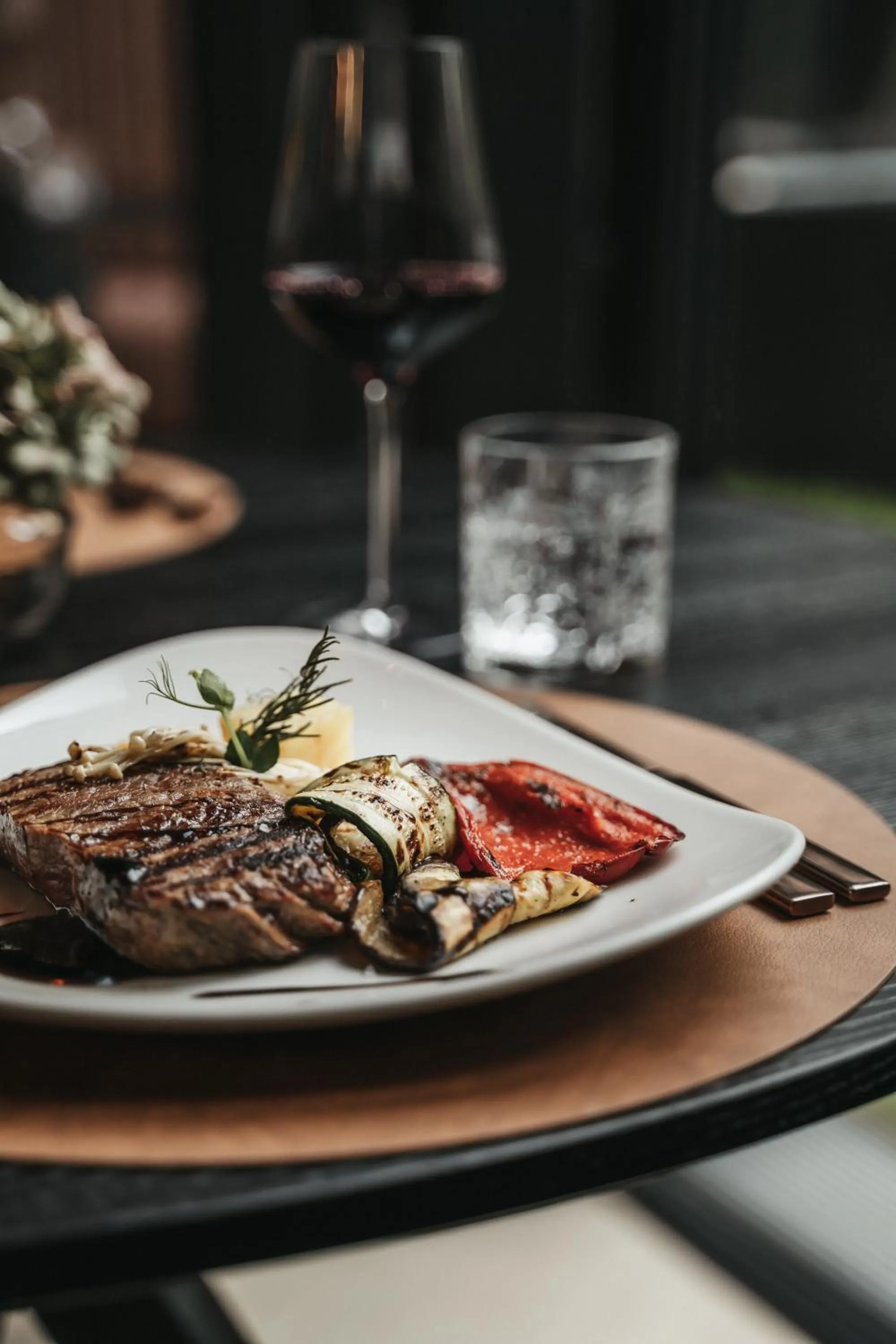 Restaurant/places to eat in Amrai Suites