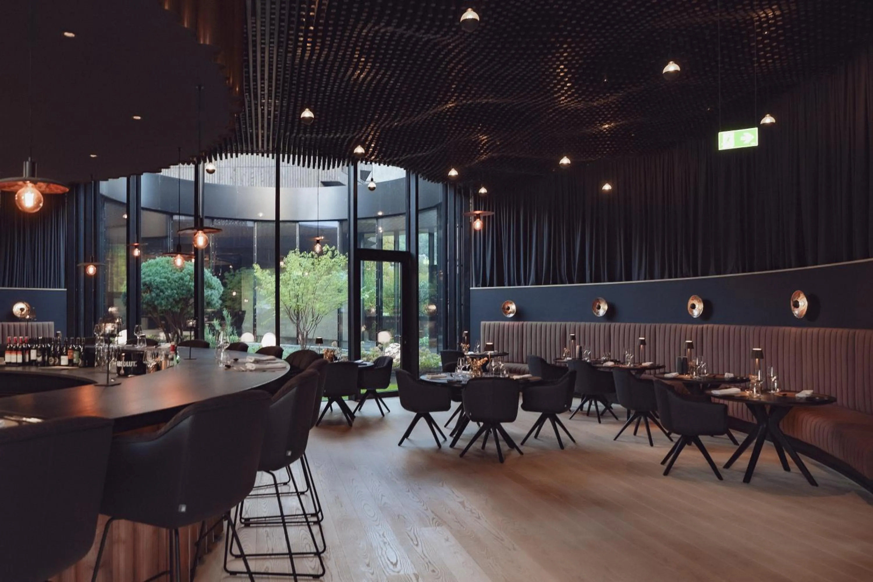 Restaurant/places to eat in Amrai Suites