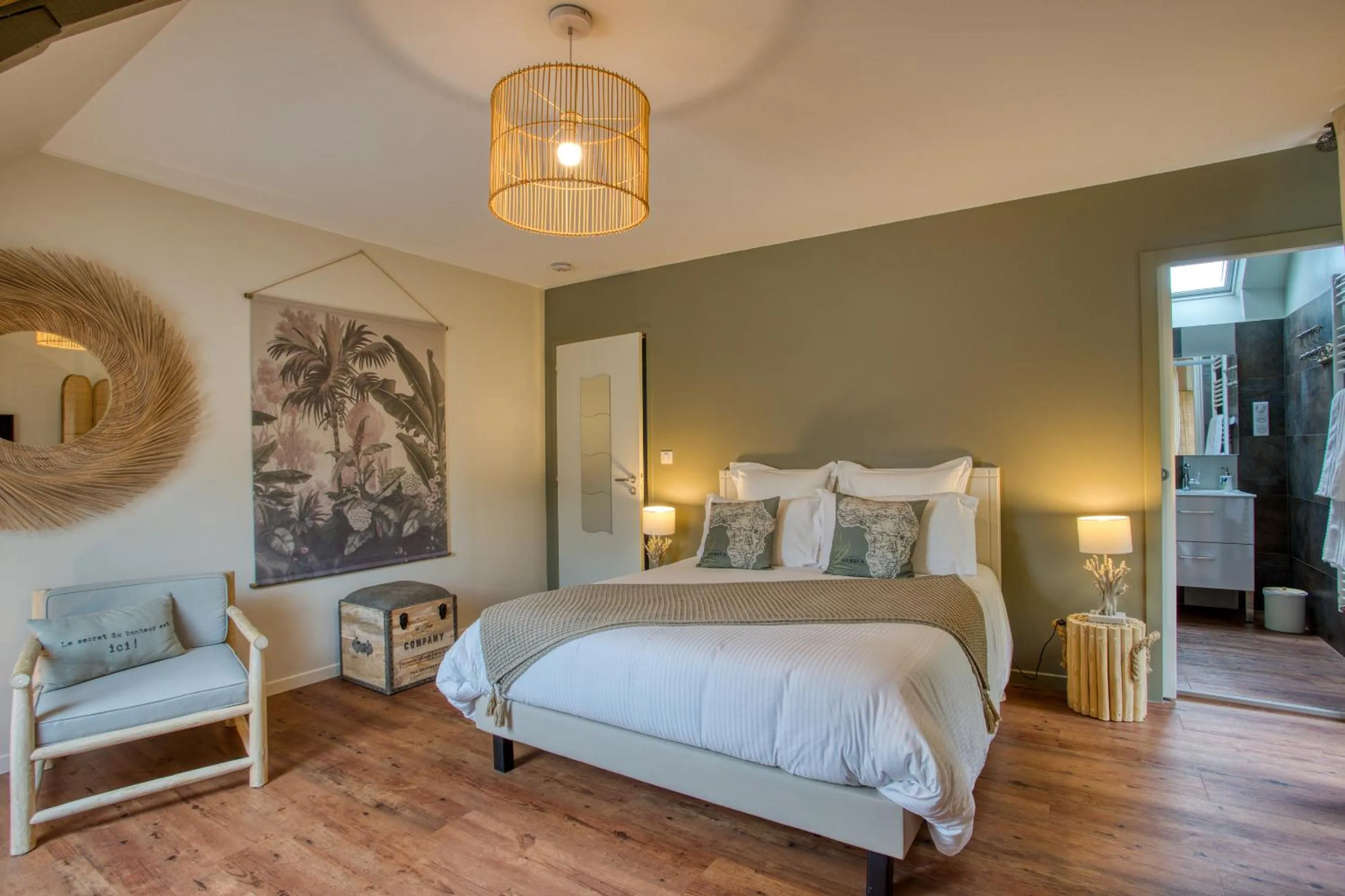 Bed in O'Myosotis - 400m Centre Historique - Parking Gratuit - Piscine et Jardin