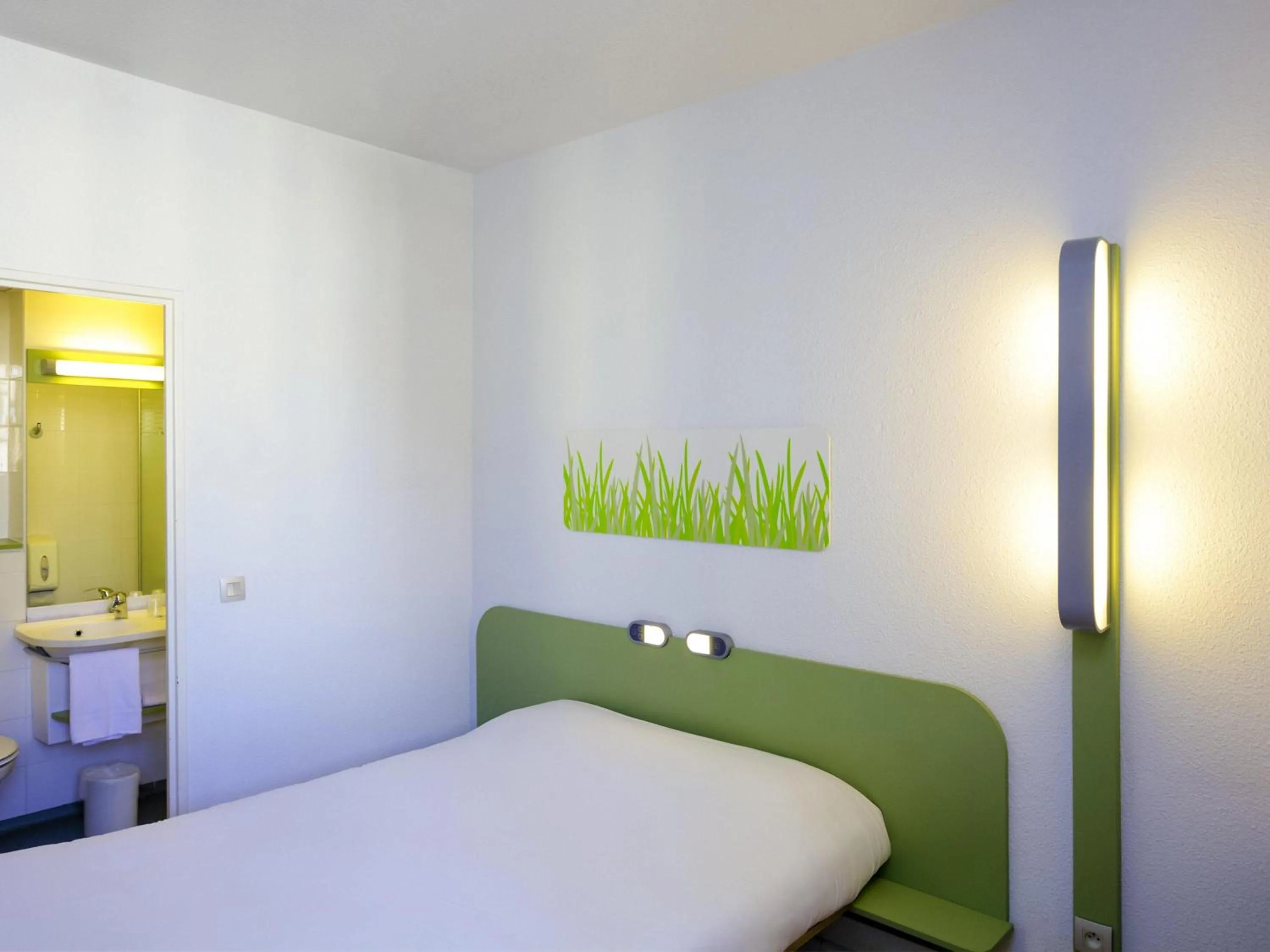 Bedroom, Bed in Ibis Budget Marseille Valentine