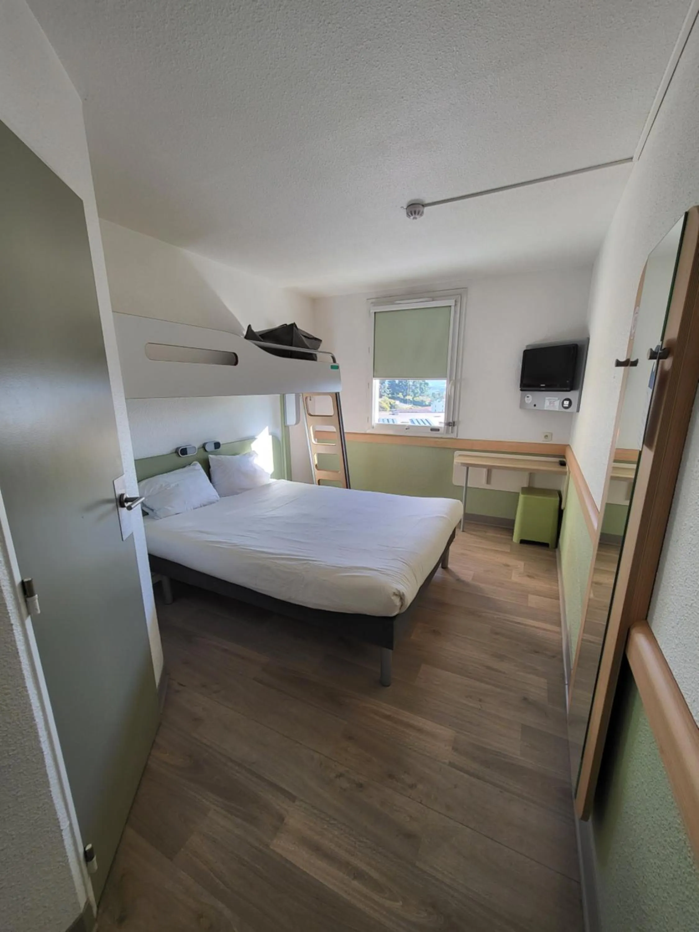 Property building, Bed in Ibis Budget Marseille Valentine