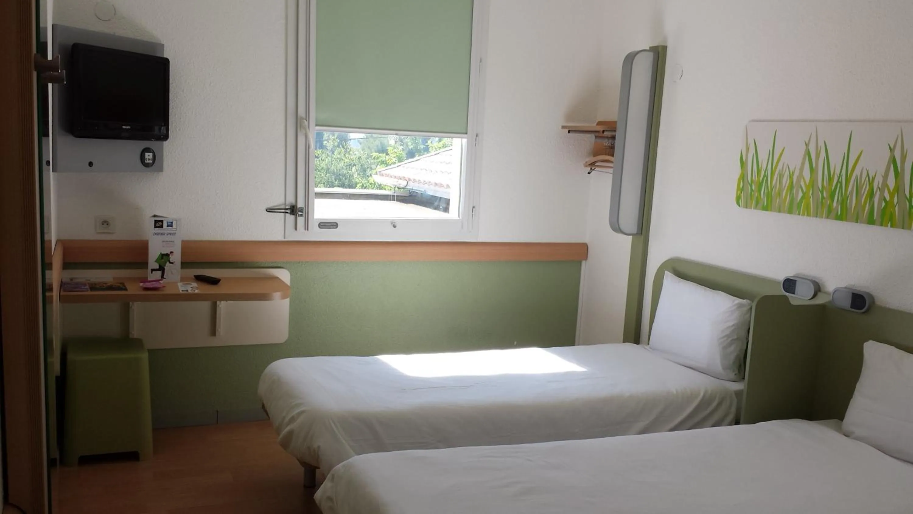 Photo of the whole room, Bed in Ibis Budget Marseille Valentine