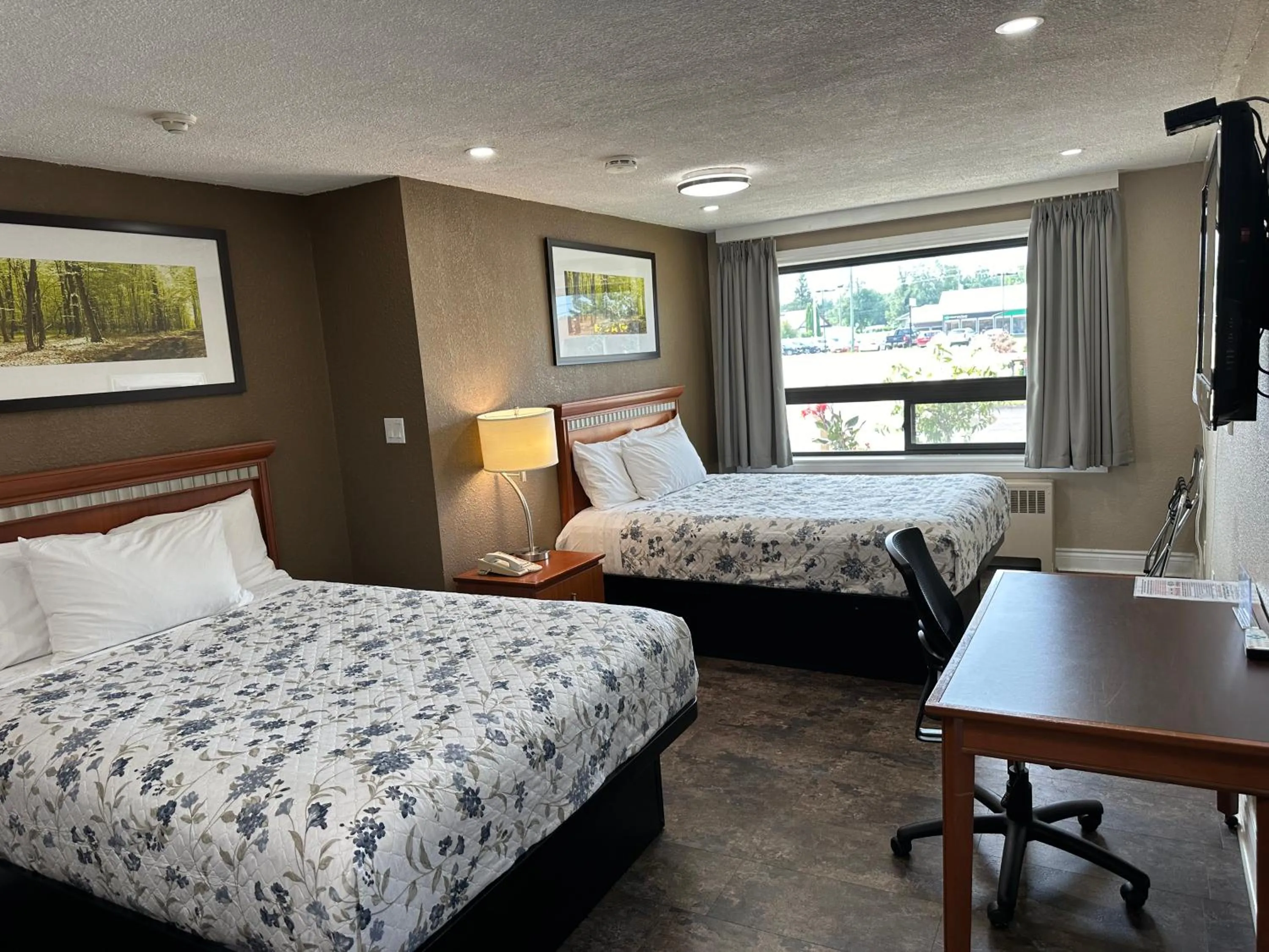 Bed in Champlain Motor Inn