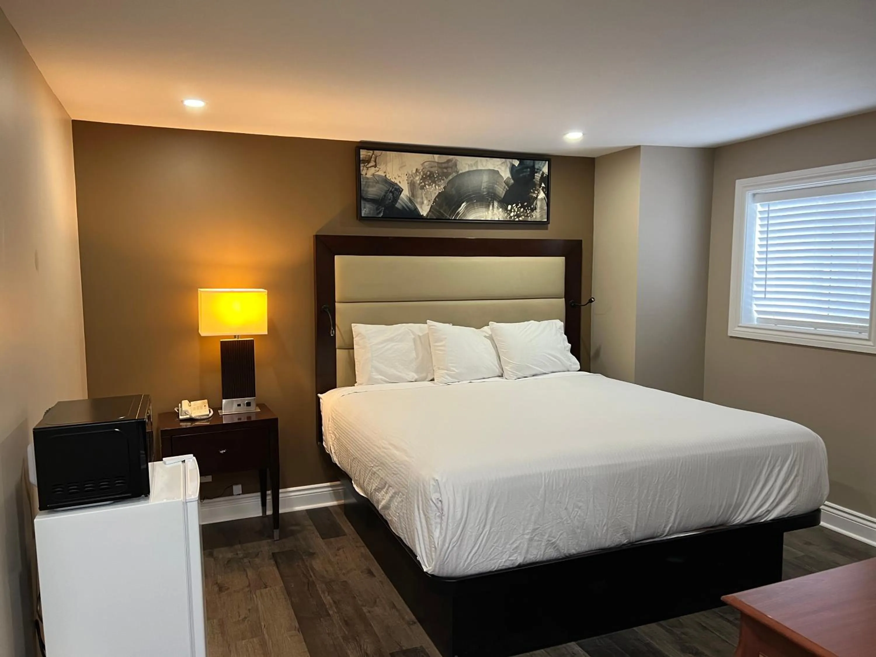 Bed in Champlain Motor Inn