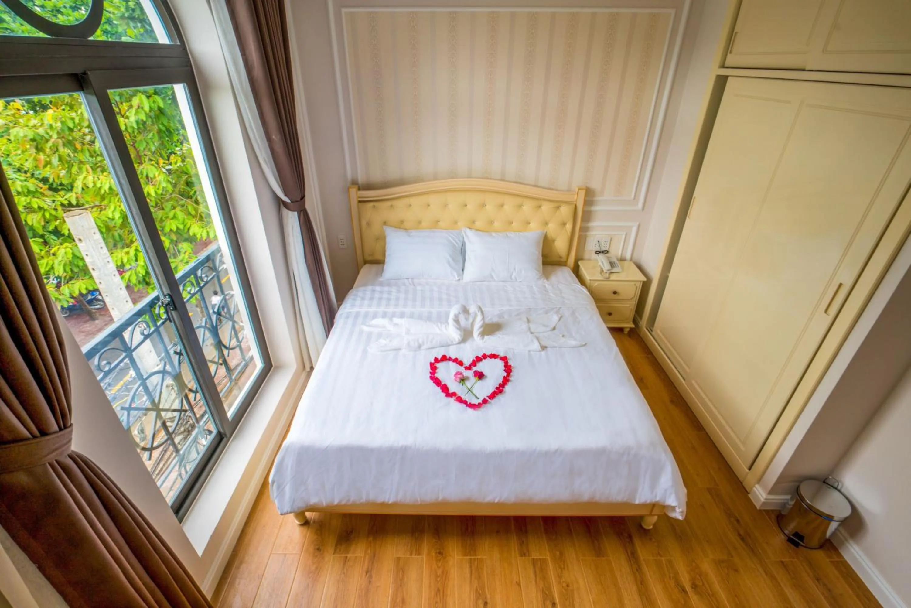 Bedroom, Bed in Maya Hotel 2