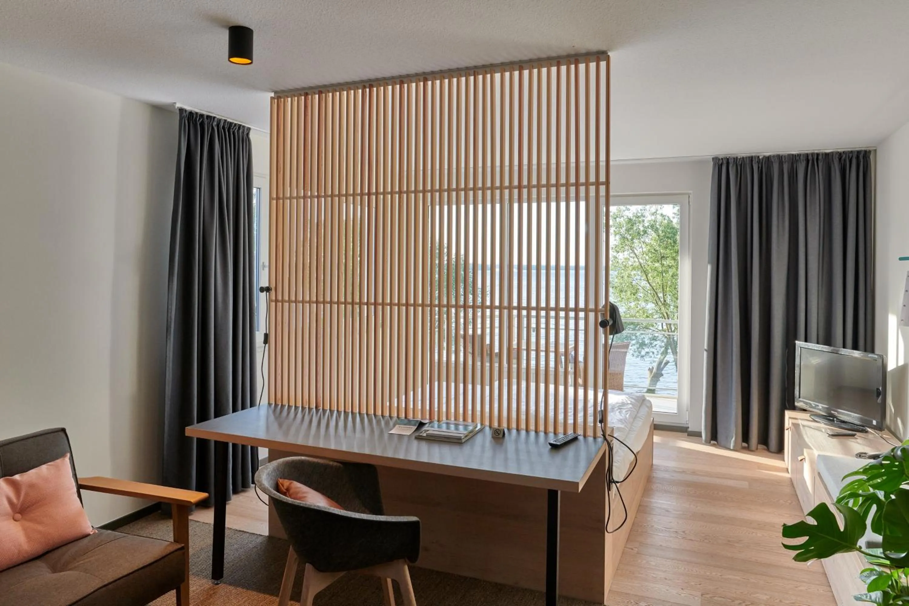 Photo of the whole room in Designhotel Whitman