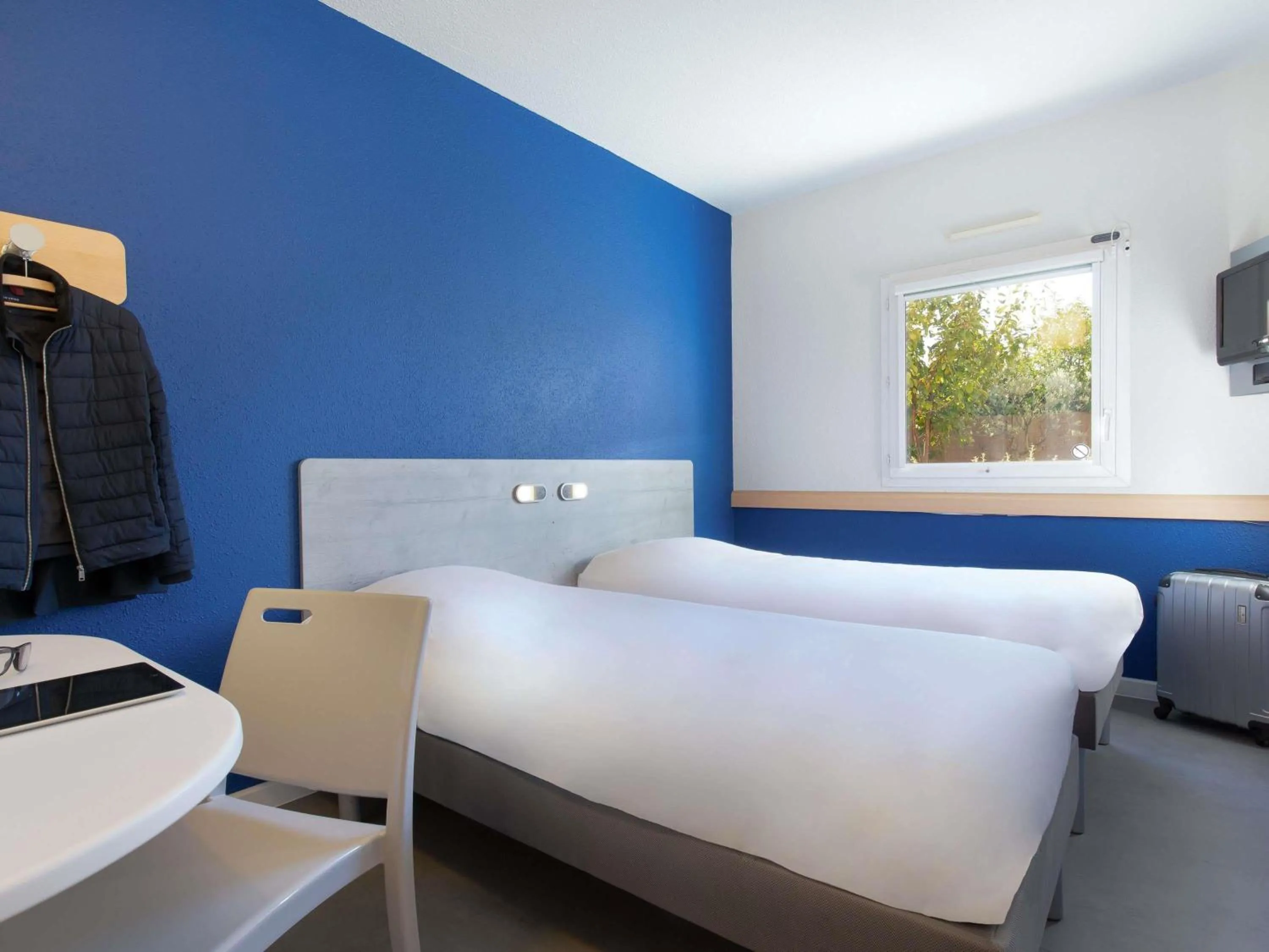 Bedroom, Bed in ibis budget Saint-Maximin