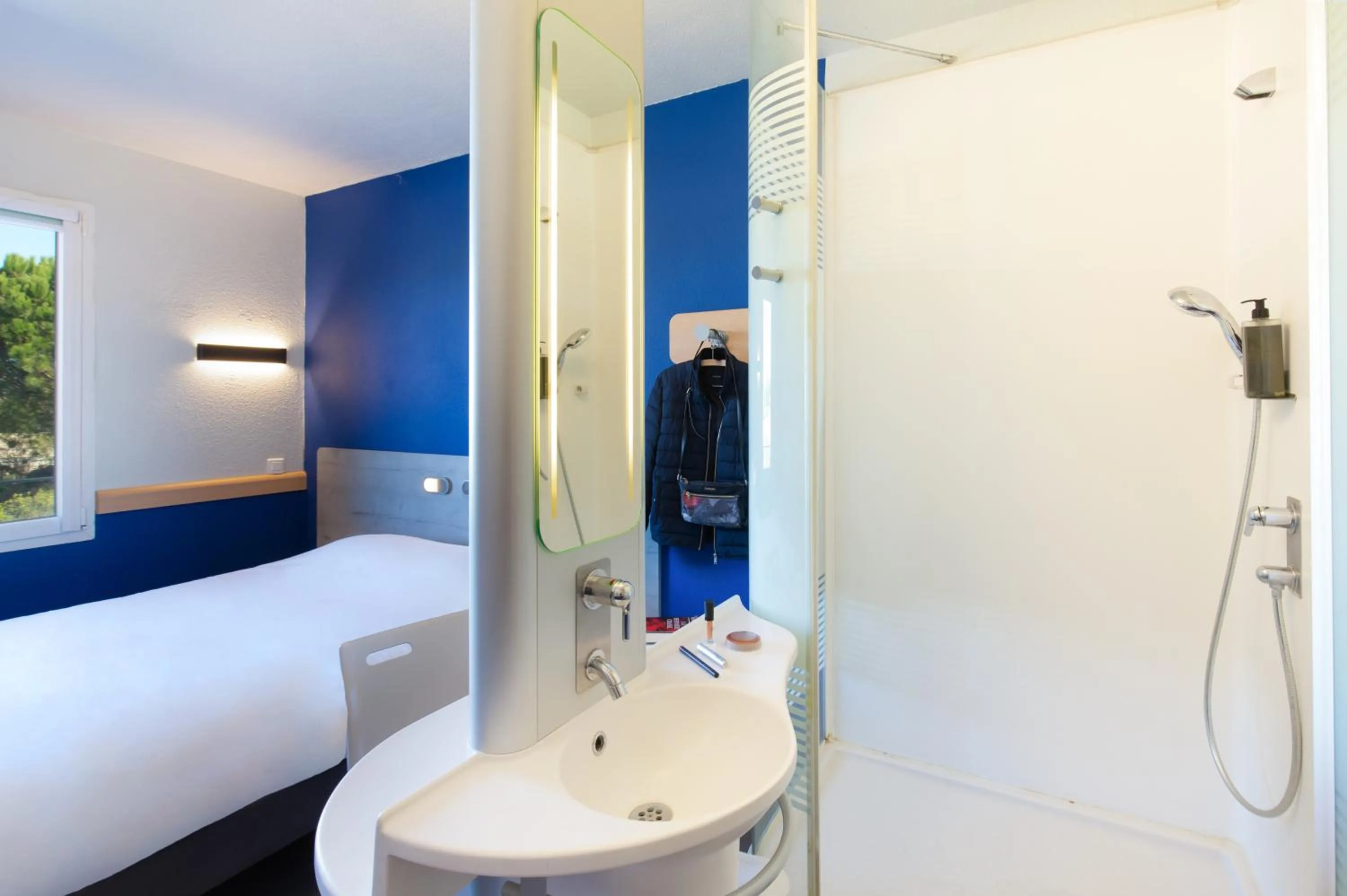 Shower, Bed in ibis budget Saint-Maximin