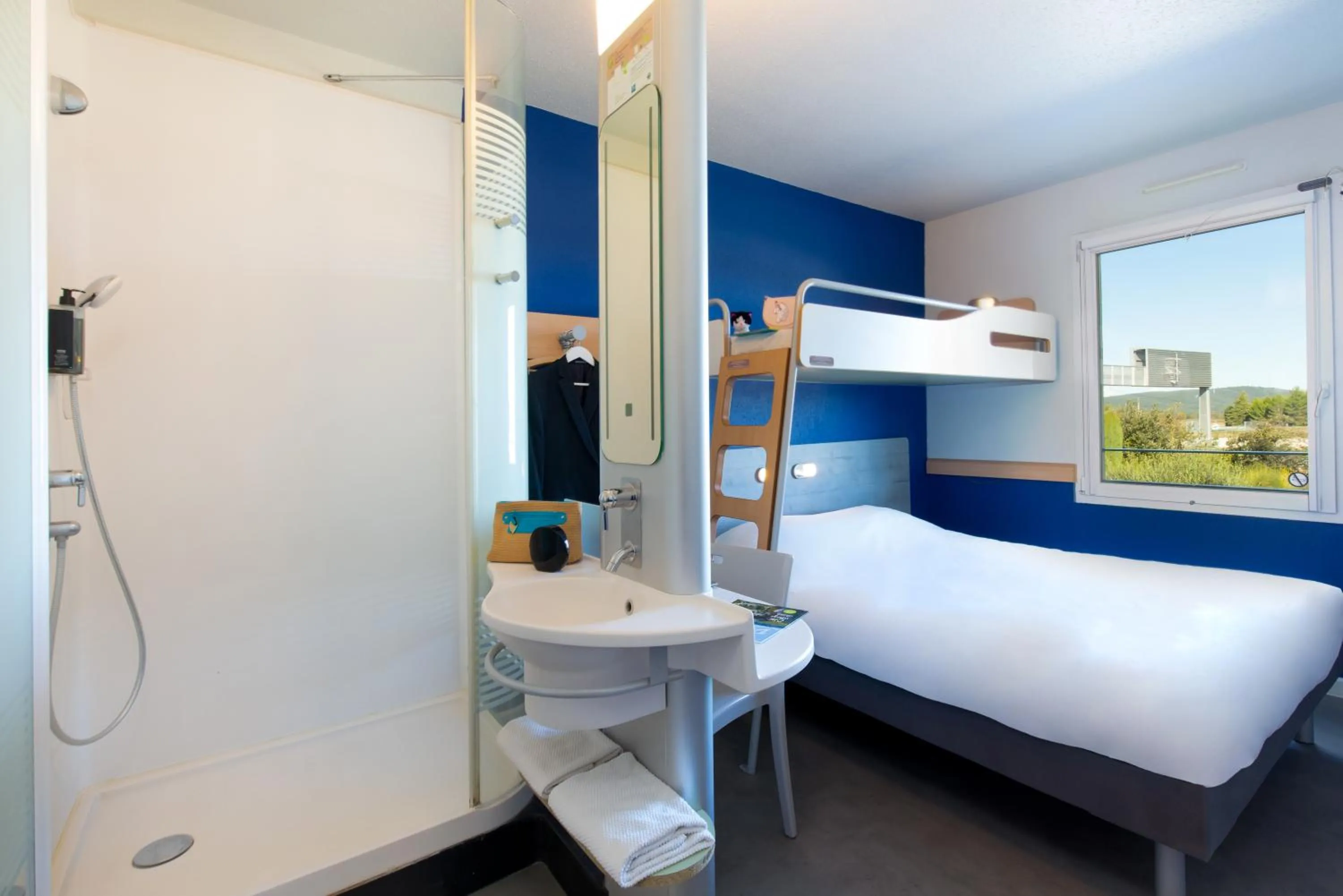 Shower, Bed in ibis budget Saint-Maximin